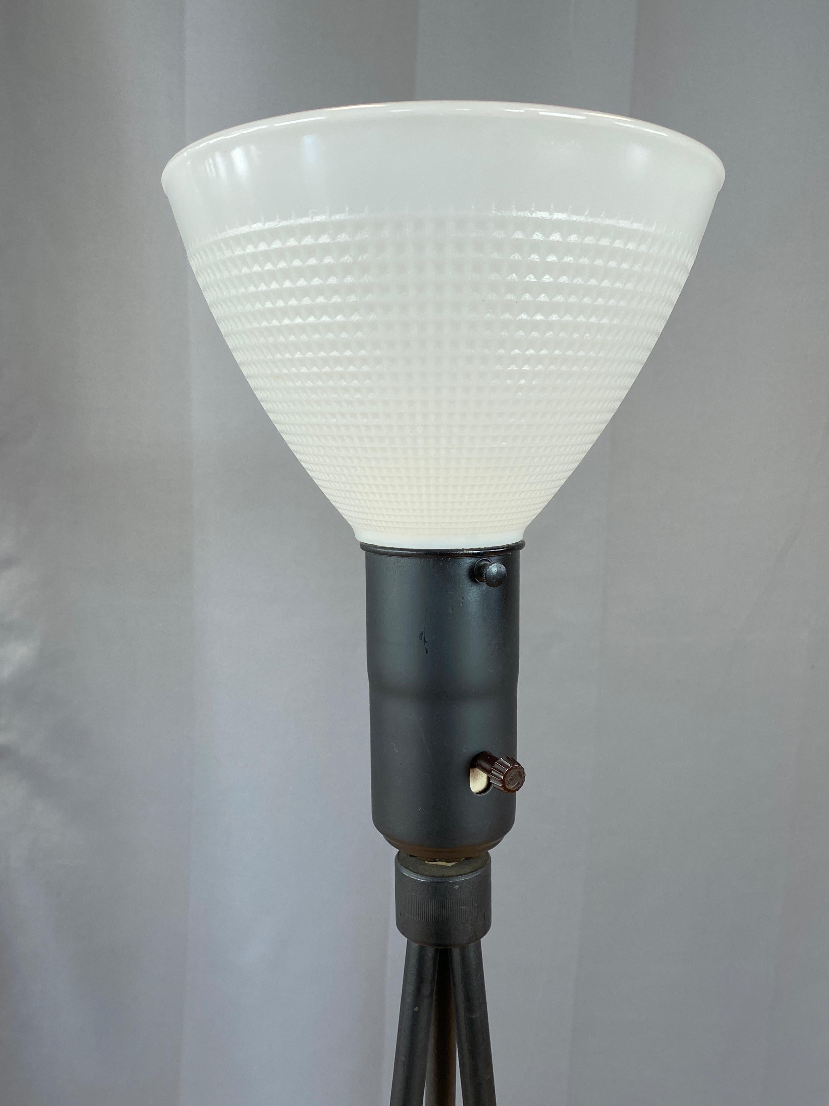 Robert Bulmore lampadaire tripode en fonte noire, années 1950 en vente 2