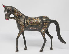 Pferd aus schwarzem Metallguss:: handbemalt mit Hochzeitskostüm:: Indien