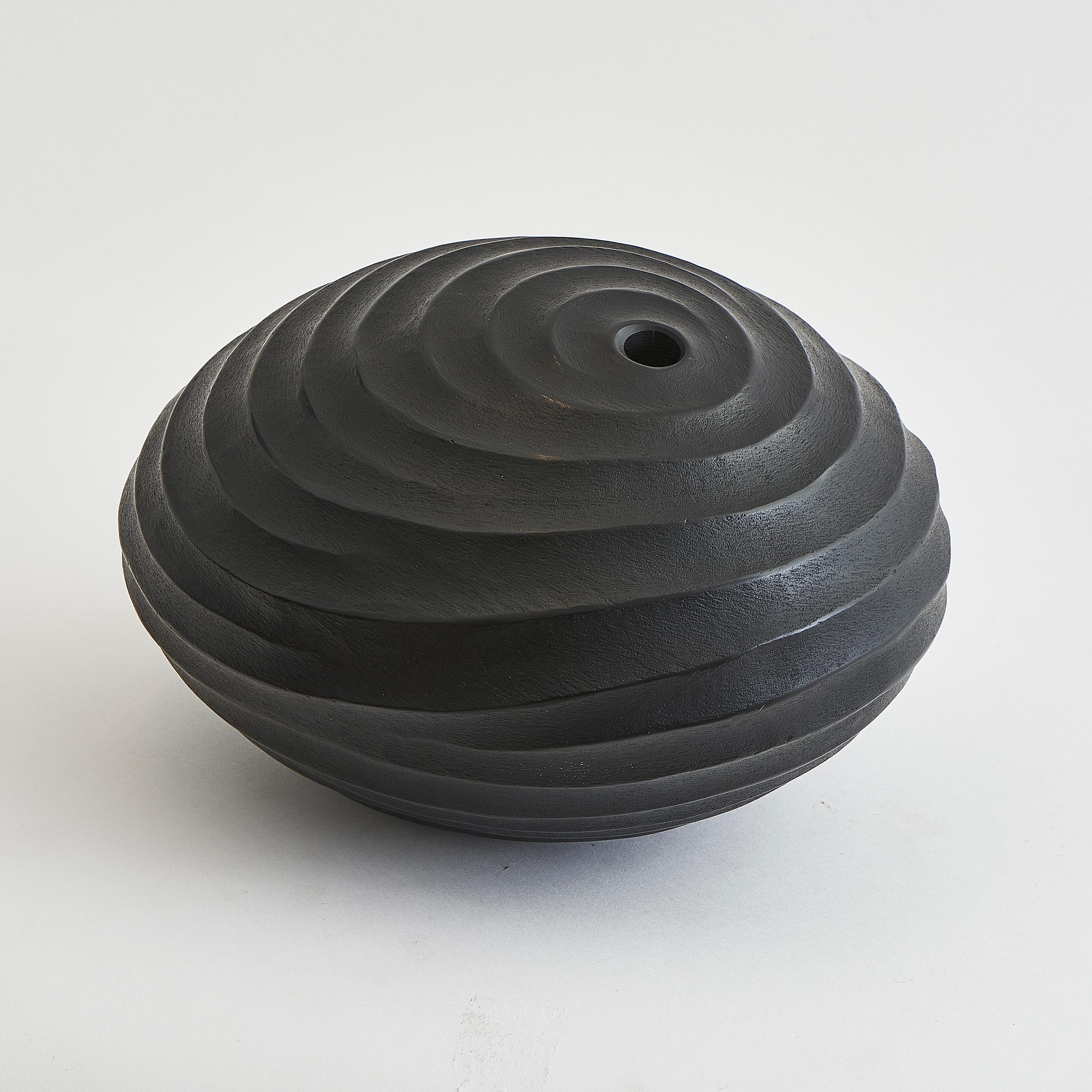 Questo ornamento scultoreo in vetro è un grande pezzo decorativo, ispirato alle forme organiche dei pezzi di Massimo Micheluzzi. È intagliato a mano in vetro nero incavato e ha un design a coste. 

Perfetto come elemento decorativo, questo ornamento