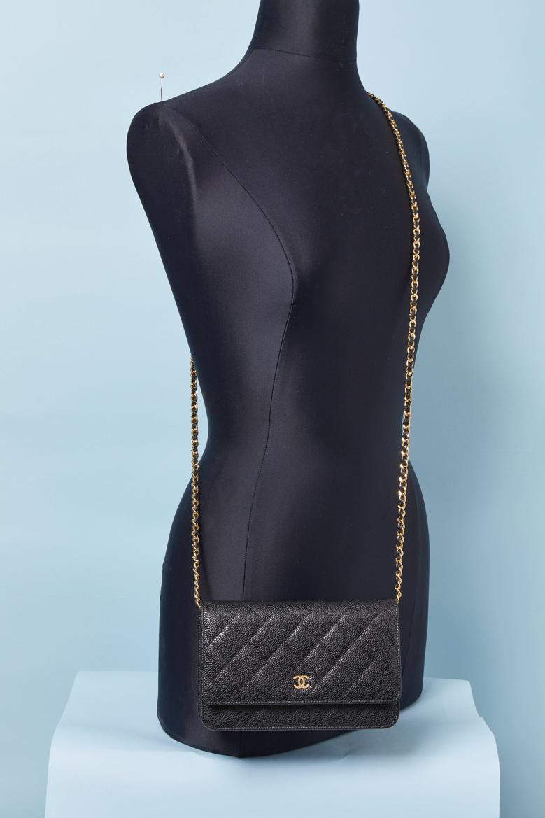 Portafoglio in pelle nera caviale con catena Chanel 2019 in vendita 1