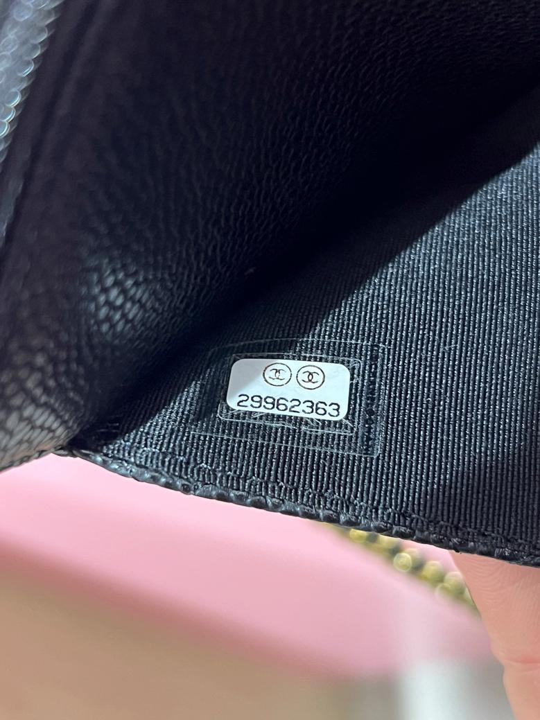 Portafoglio in pelle nera caviale con catena Chanel 2019 in vendita 2