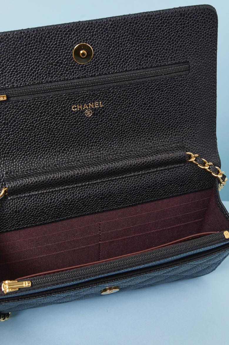 Portafoglio in pelle nera caviale con catena Chanel 2019 in vendita 3