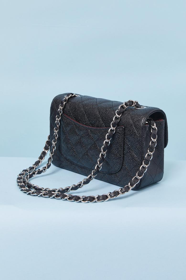 Schwarzer Kaviar Zeitlose Lederkette Tasche . Eine flache Tasche auf der Rückseite. Eine Tasche mit Reißverschluss innen + eine flache Tasche. 
GRÖSSE 20cm X 12cm X 6cm
Länge der Kette : 120 cm 
Burgunderfarbenes Lederfutter. Verschluss in der