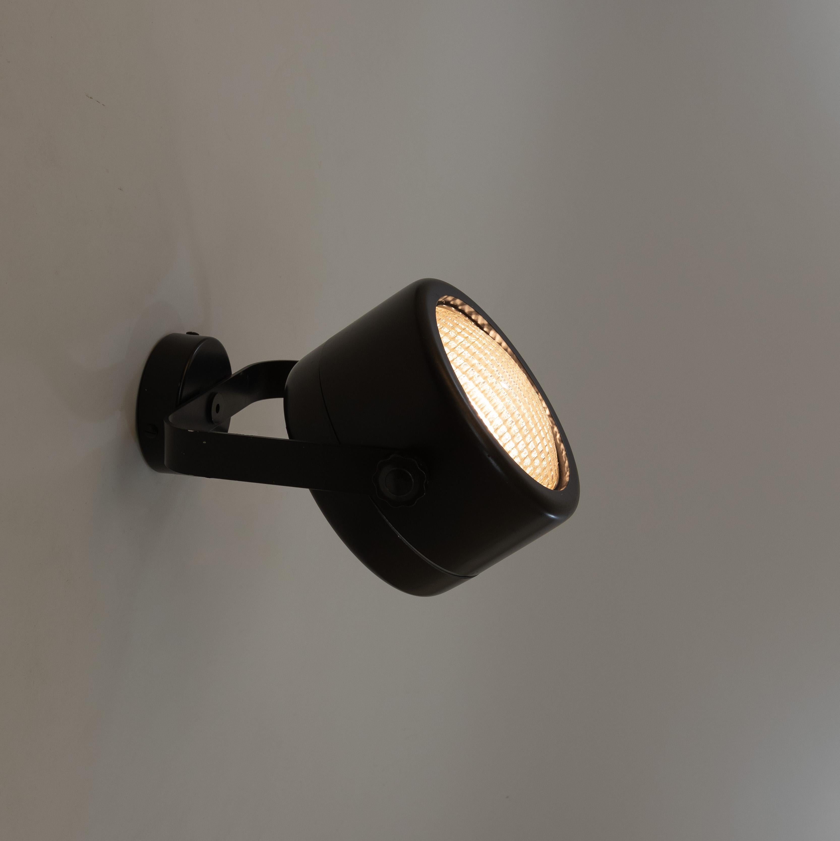 Plafonnier ou applique murale n° 260 fabriqué par Arteluce et conçu par Gino Sarfatti en 1968.

Le réflecteur est entièrement réglable et peut pivoter dans toutes les directions. L'état de ce luminaire est bon, bien qu'il présente quelques signes