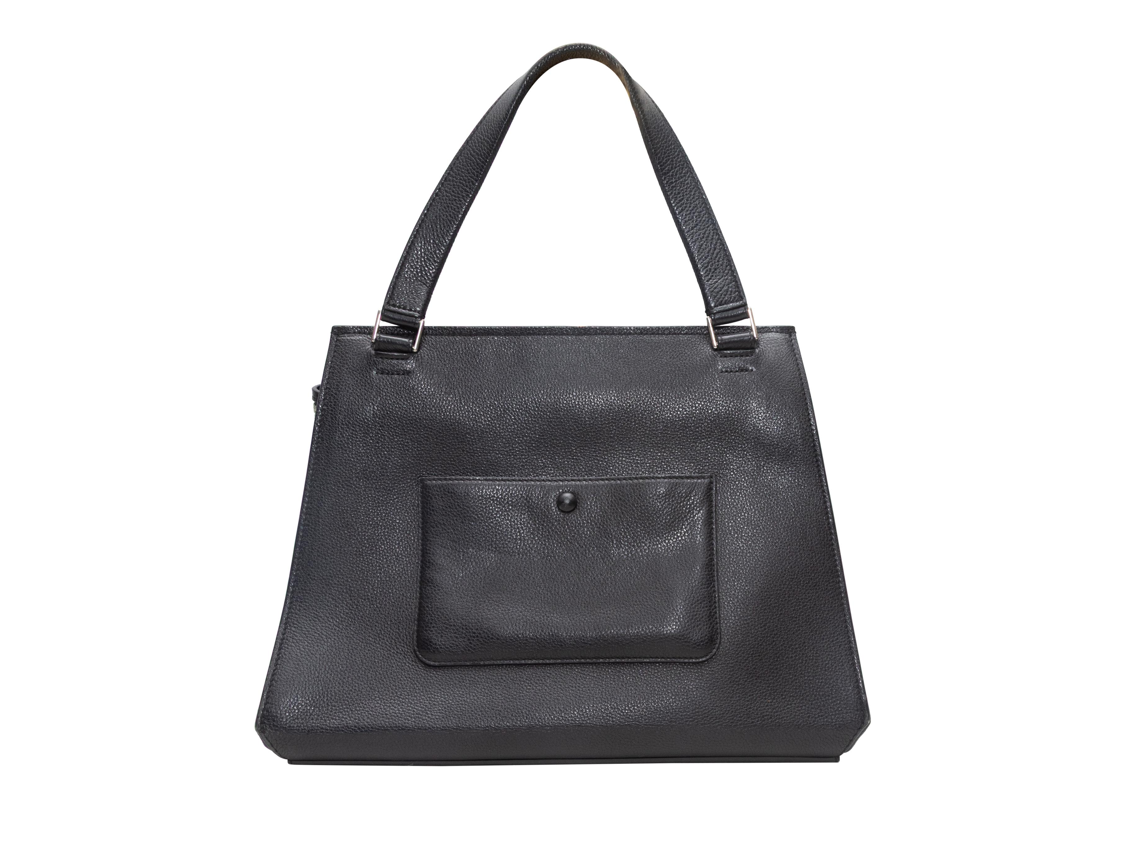 Borsa in pelle nera Celine Edge. La borsa Edge ha un corpo in pelle, finiture in argento, un manico singolo piatto, una tasca esterna sul retro e una chiusura con zip. 14