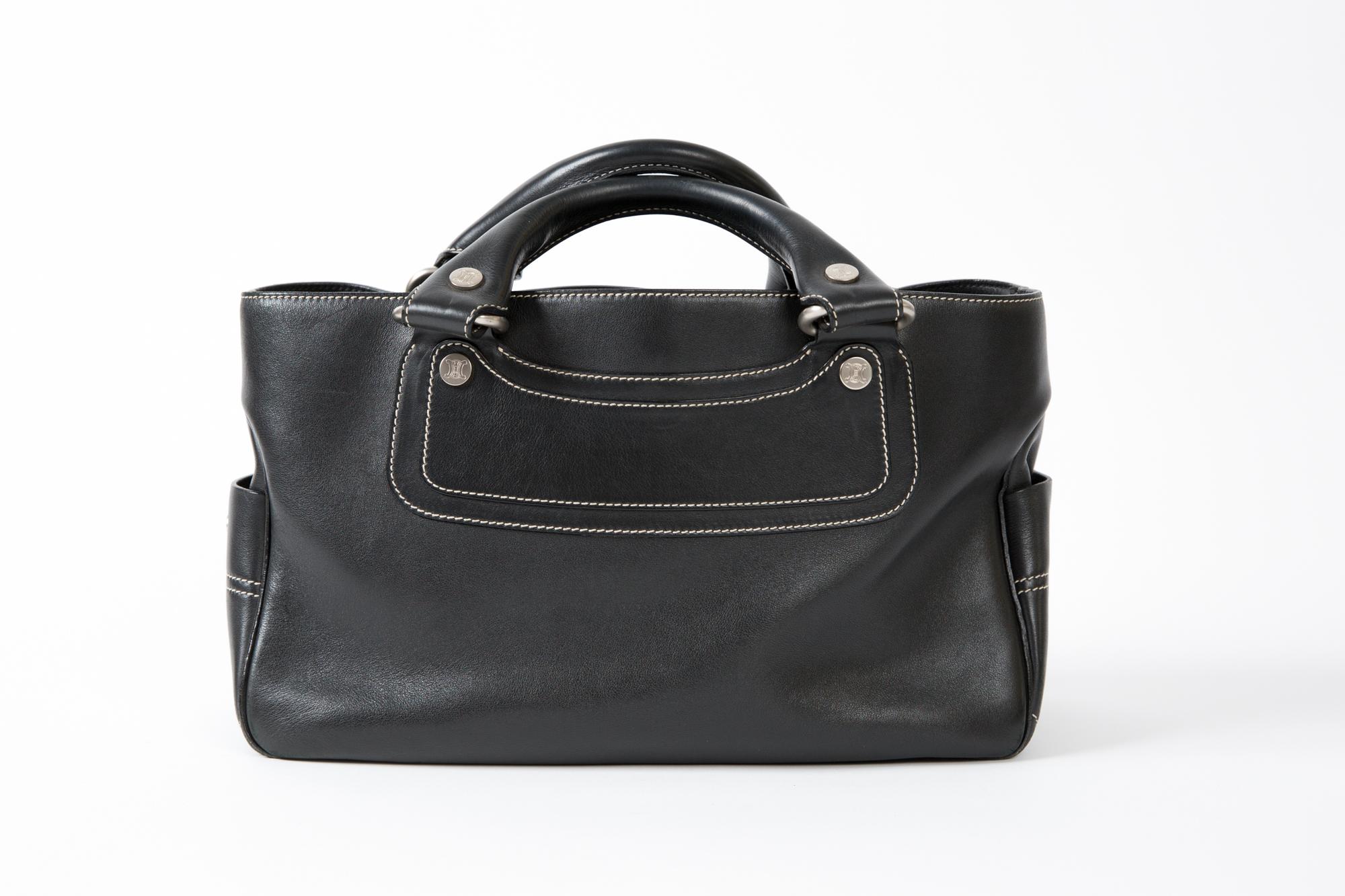 Le sac fourre-tout en cuir noir Celine Boogie est doté de poignées supérieures, de surpiqûres blanc cassé, de compartiments intérieurs, d'un compartiment intérieur zippé, d'un matériel de couleur argentée, d'un tampon logo intérieur numéroté