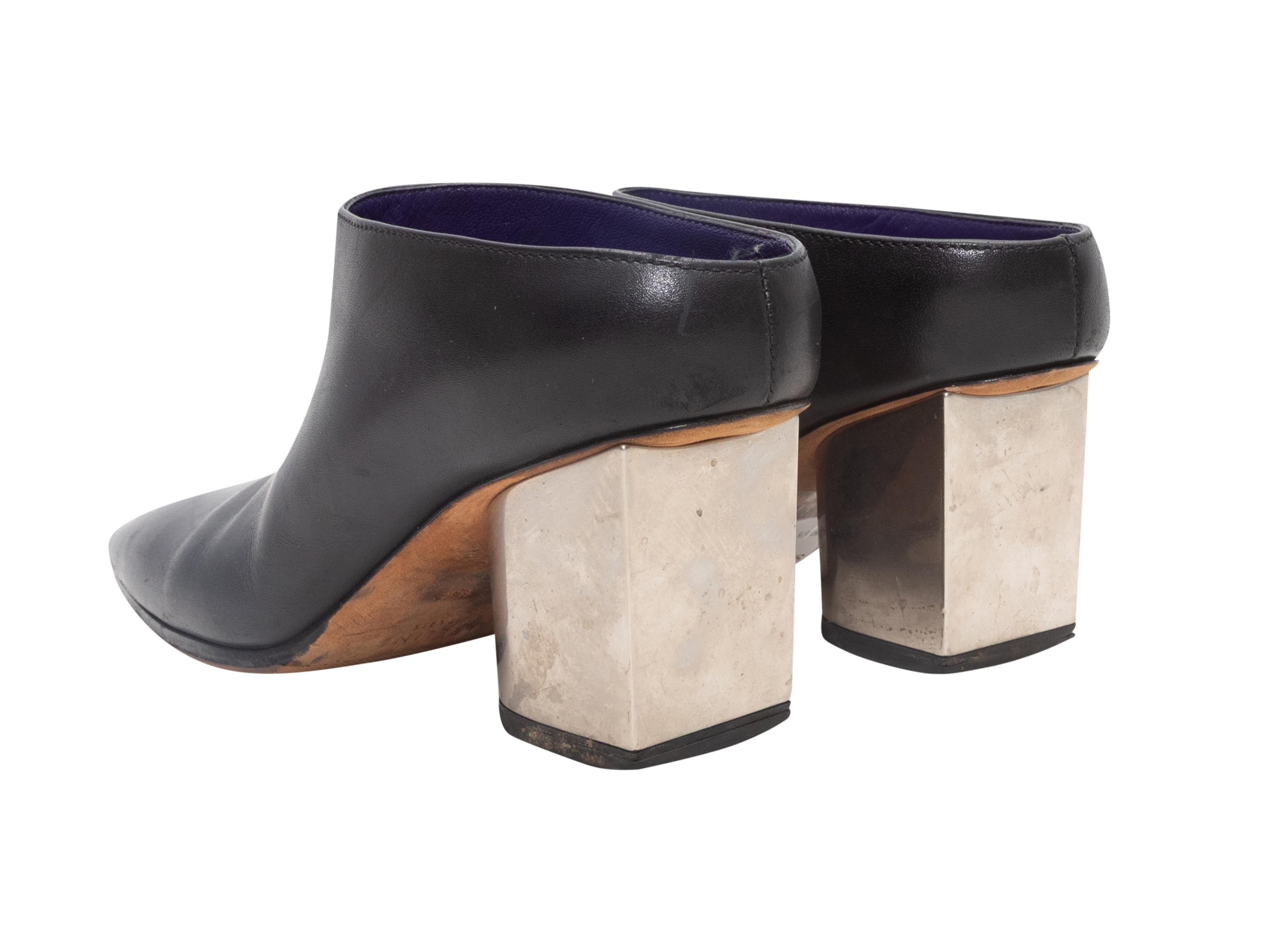 Mules con tacón metálico de cuero negro Celine Talla 35.5 en Bueno estado para la venta en New York, NY