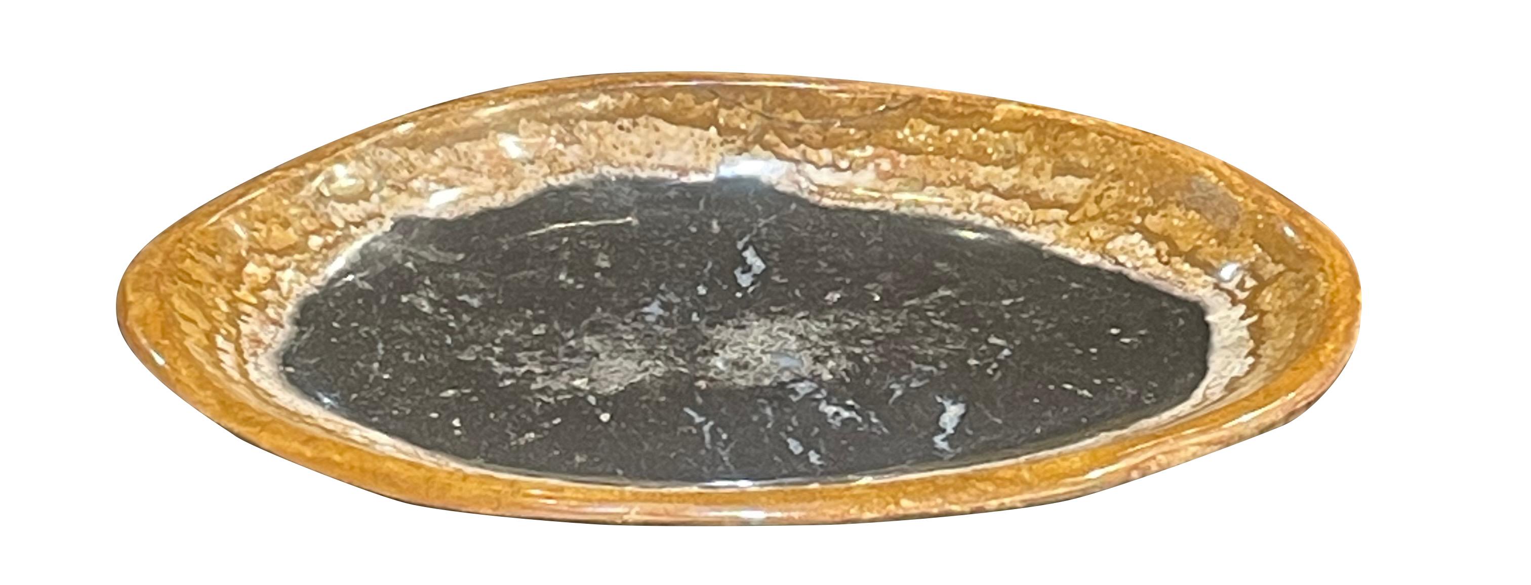 Plateau indonésien en bois pétrifié de taille moyenne.
Tranché d'un palmier pétrifié.
Centre noir avec bordure dorée.