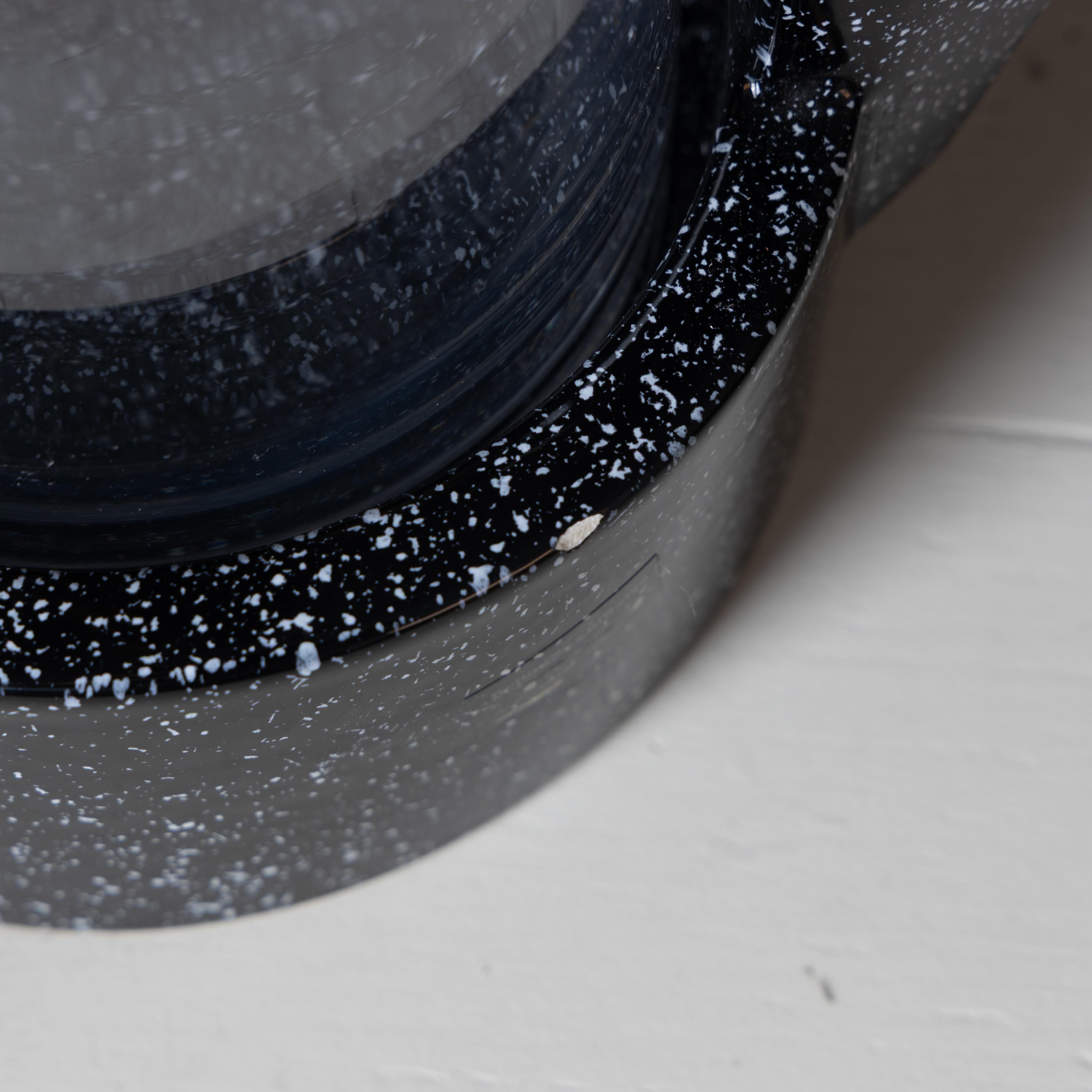 Vaso in ceramica e vetro nero realizzato da Mario Dalla Gassa per Nove Ceramiche intorno al 1980. L'opera riflette la ricerca materiale e formale del ceramista veneziano, attivo nel valorizzare la tradizione artigianale di Nove attraverso i