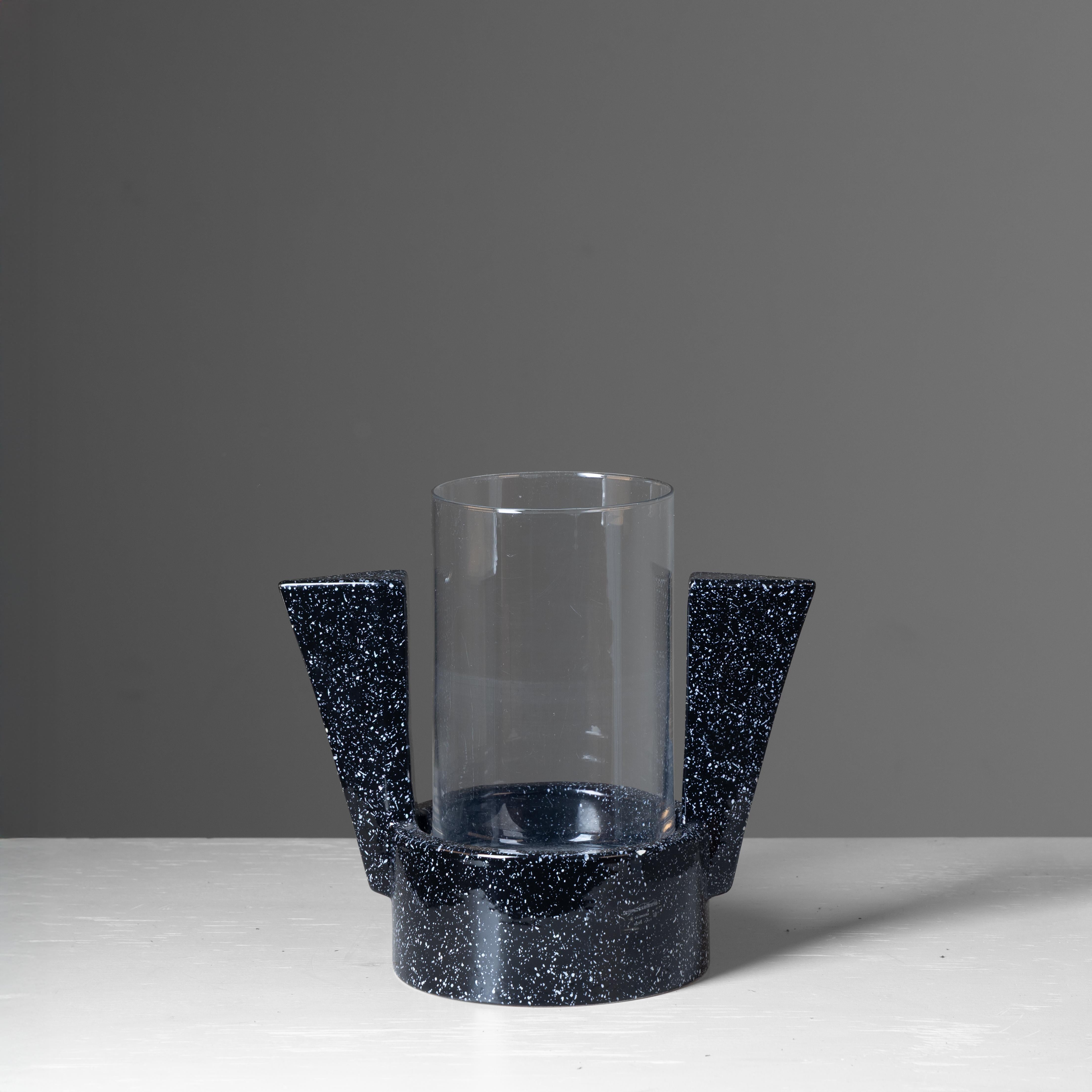 Postmoderno Vaso in ceramica nera e vetro Mario Dalla Gassa Nove ceramiche 1980 in vendita