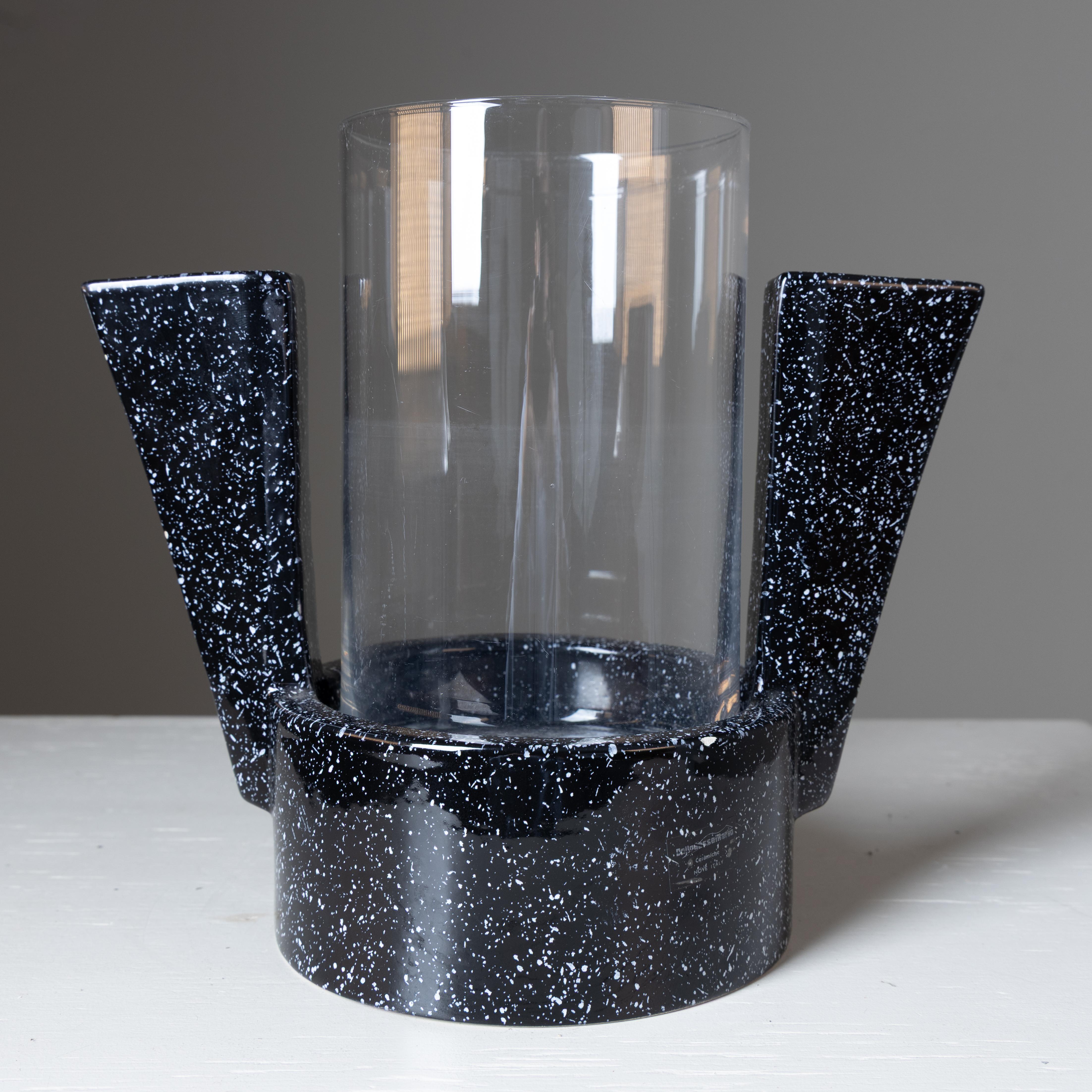 Vaso in ceramica nera e vetro Mario Dalla Gassa Nove ceramiche 1980 In condizioni buone in vendita a Milano, Lombardia