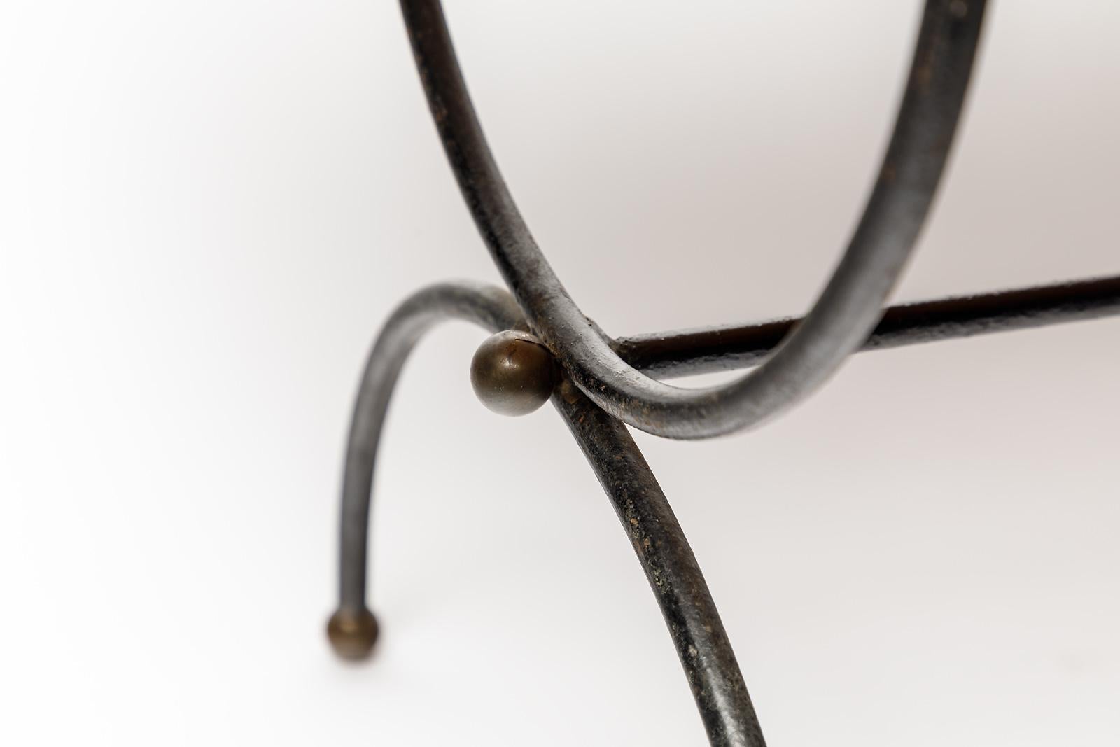 Niedriger Couchtisch aus schwarzer Keramik und Metall, Maison Jansen zugeschrieben (Französisch) im Angebot