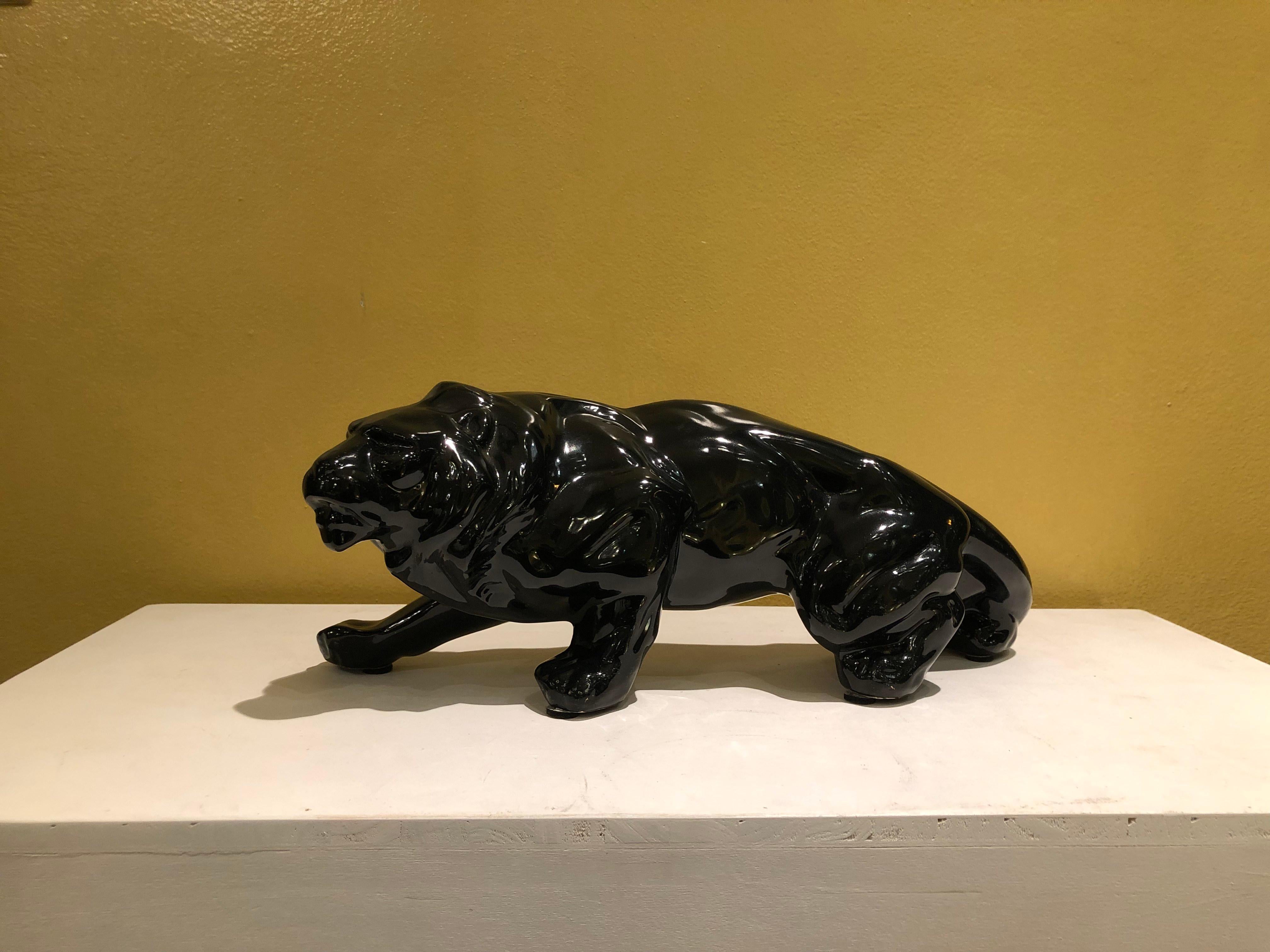 Black ceramic Animalier lion sculpture.

From Italy from 1950s period, this sculpture represents a lion during its hunting time. The ceramic works underlines the animal's muscles and force.

Size: W 50 cm, D 12 cm, H 19 cm- 19.68