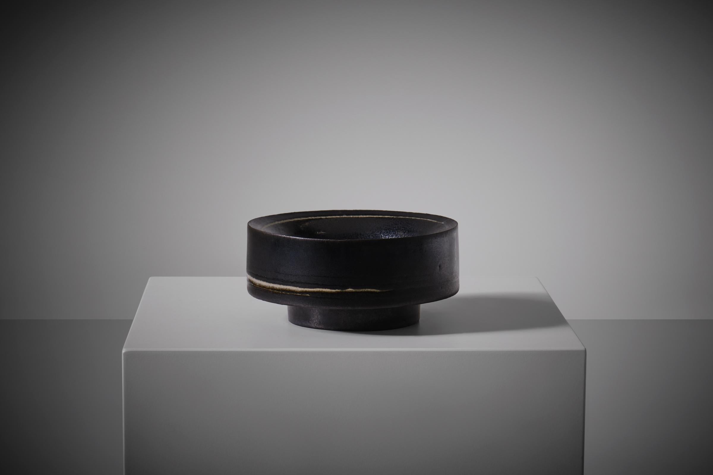 Ceramic bowl by Carlo Zauli, Italy 1960s. Exceptionally work in black ceramic with a refined yet minimal line decoration in off white with a brown outline. The lines create a nice contrast with the dark surface and point out the circular shape. The