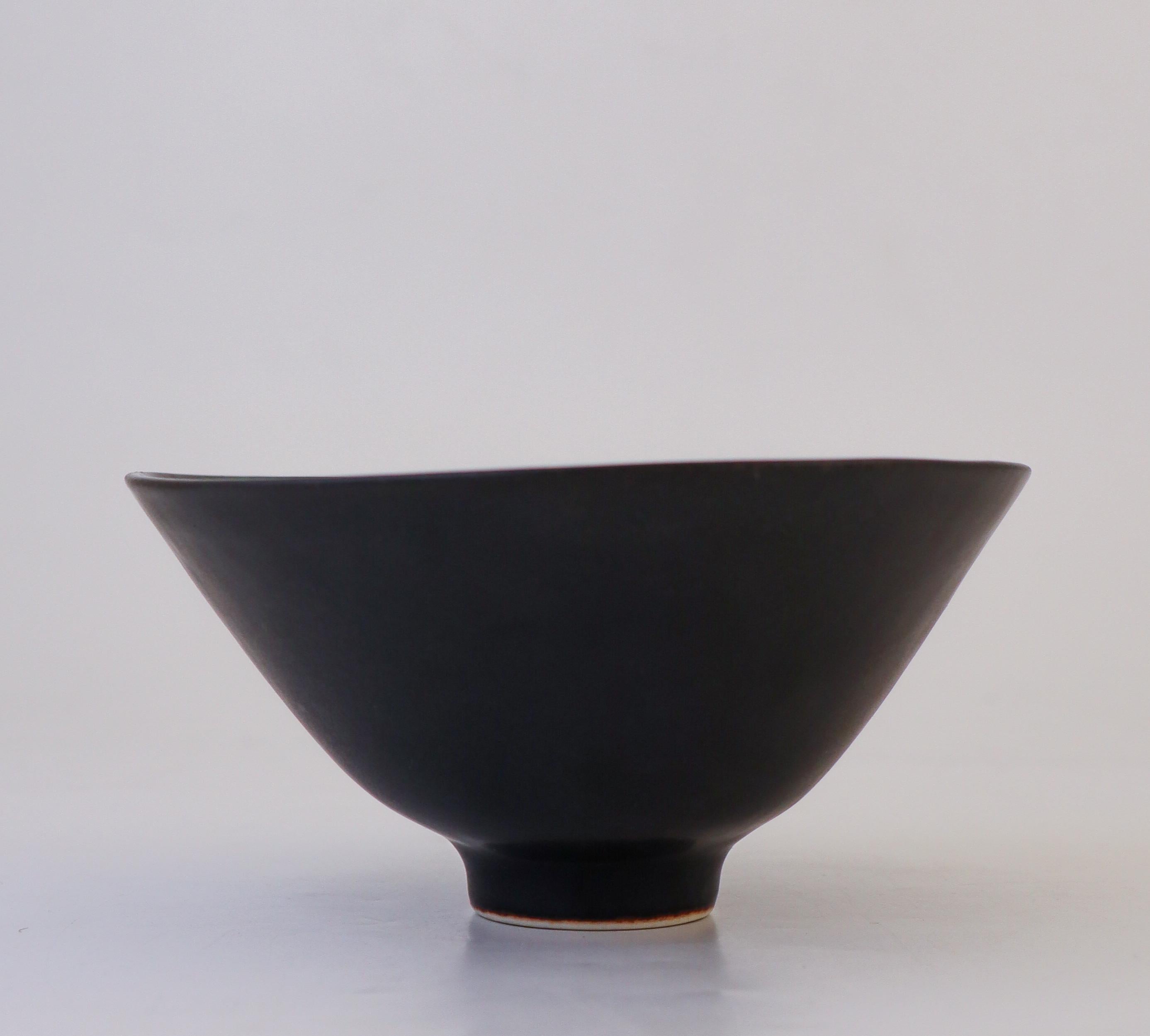Scandinavian Modern Black Ceramic Bowl - Carl-Harry Stålhane - Rörstrand - Mid 20th century For Sale