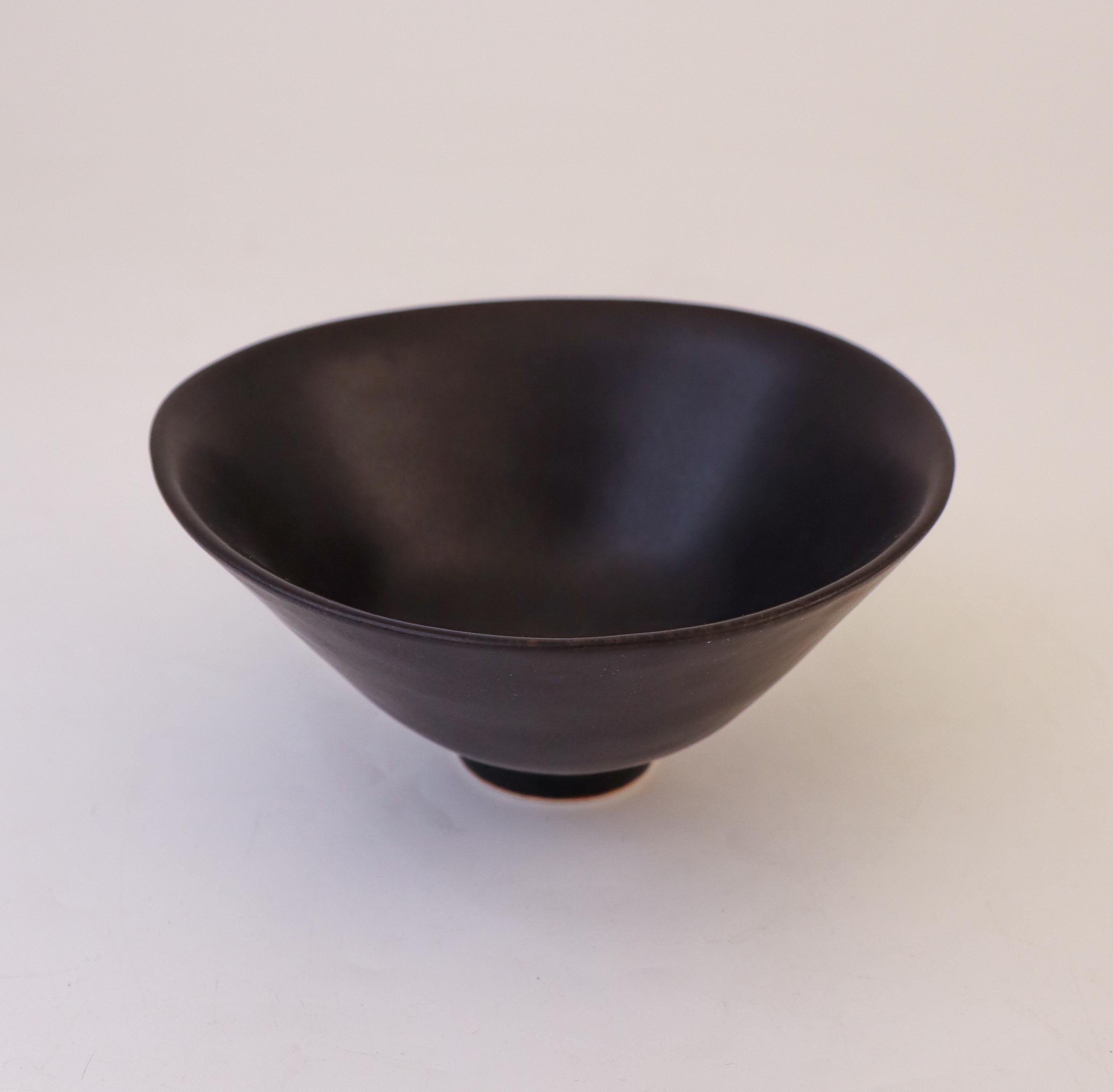 Swedish Black Ceramic Bowl - Carl-Harry Stålhane - Rörstrand - Mid 20th century For Sale