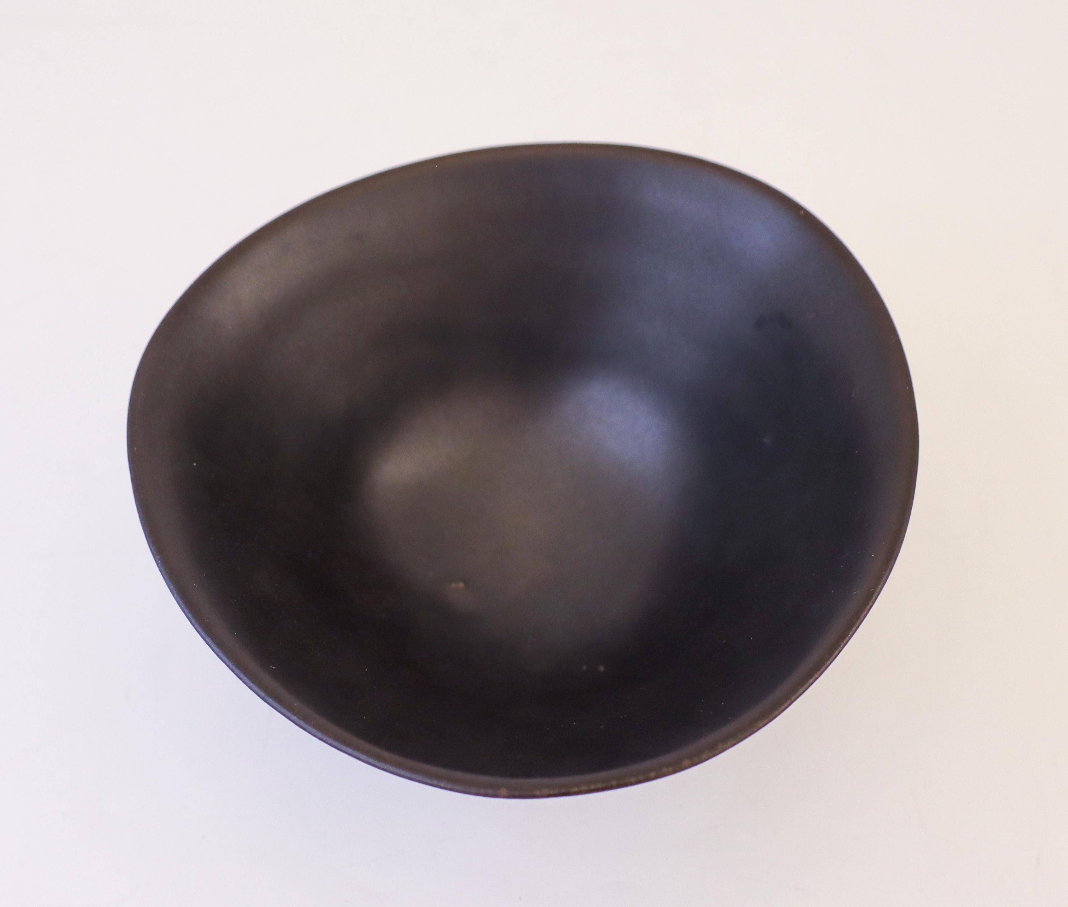 Glazed Black Ceramic Bowl - Carl-Harry Stålhane - Rörstrand - Mid 20th century For Sale