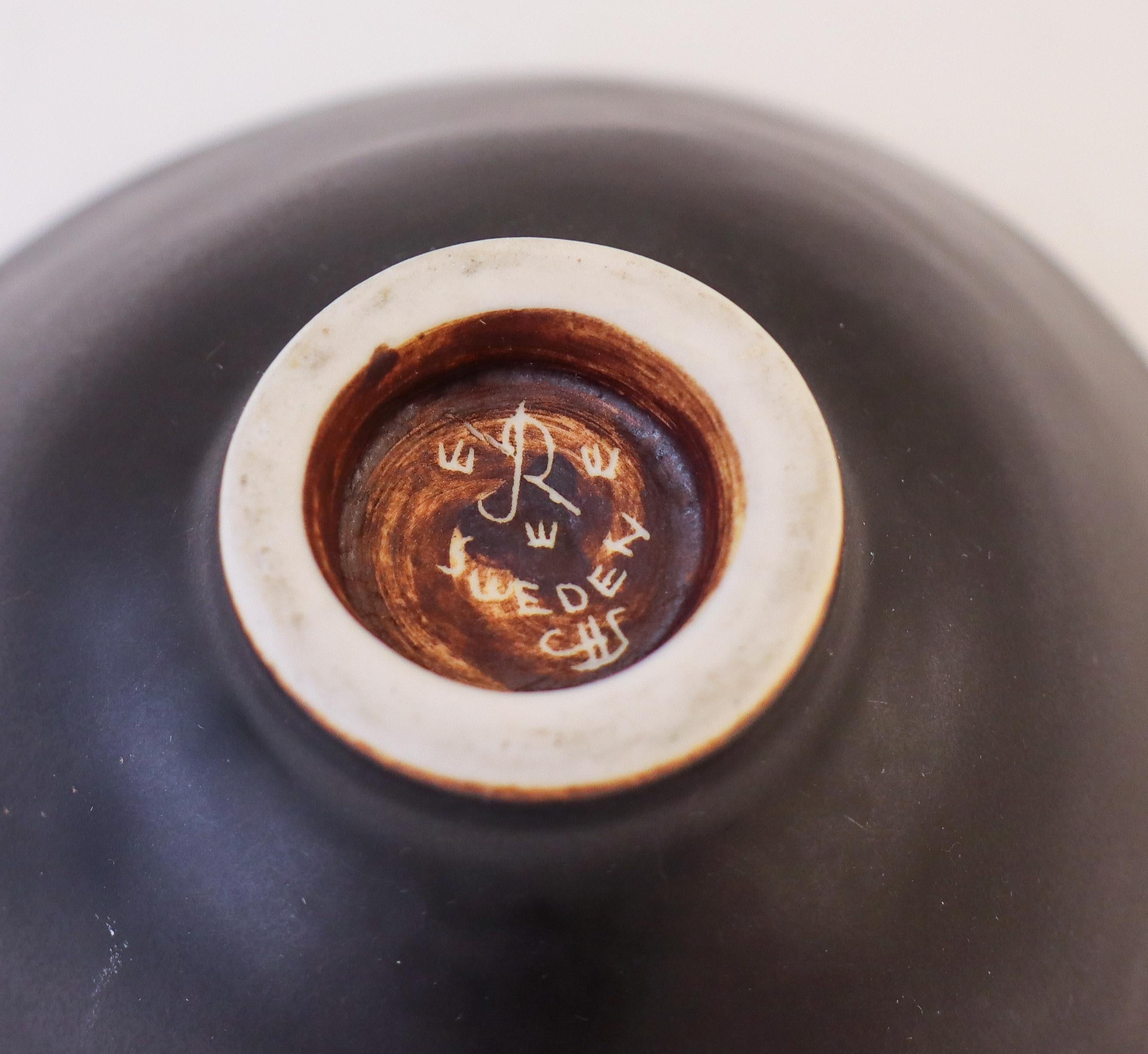 Black Ceramic Bowl - Carl-Harry Stålhane - Rörstrand - Mid 20th century In Excellent Condition For Sale In Stockholm, SE
