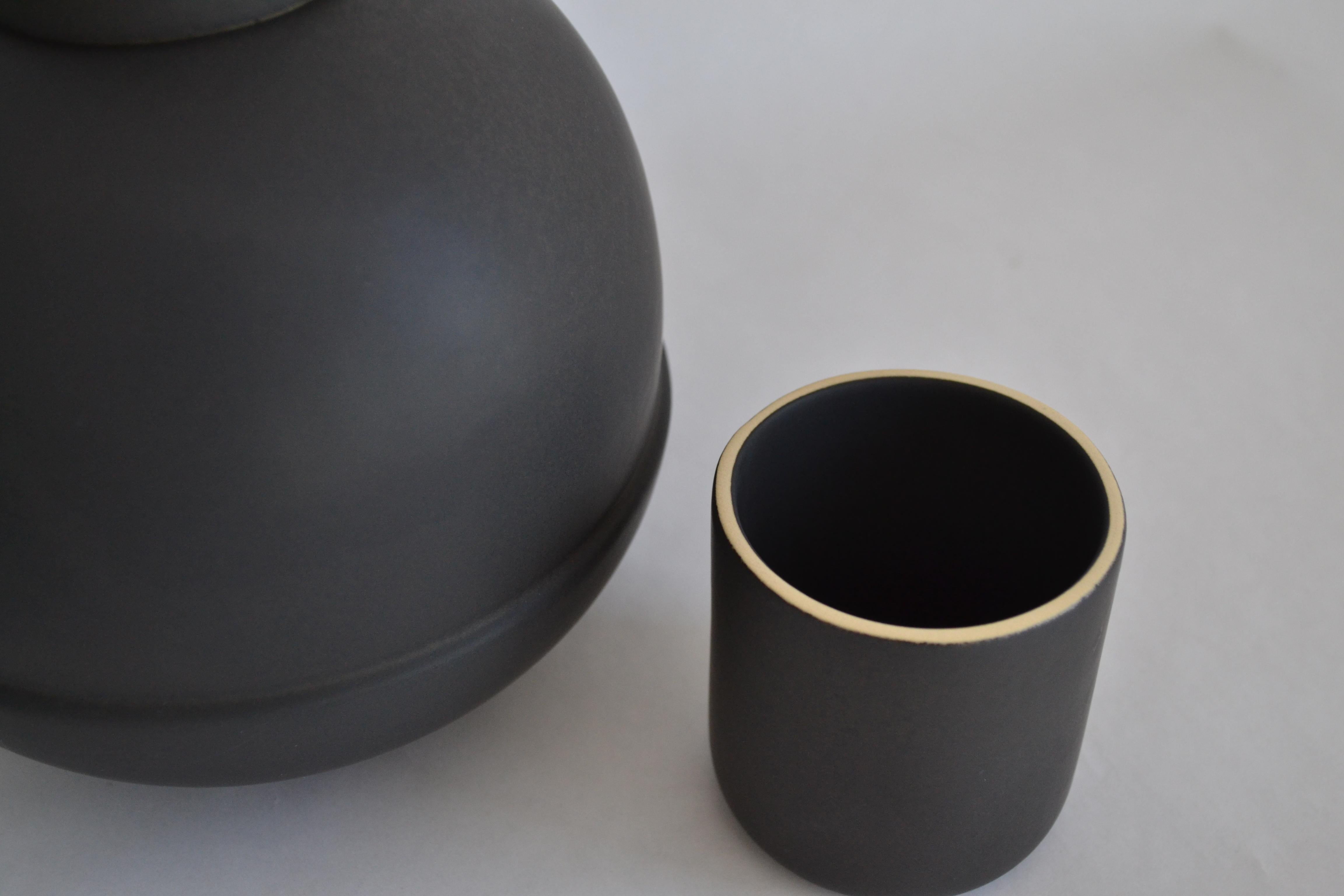 Carafe et tasses en céramique noire inspirées des pichets traditionnels du Mexique.  Neuf - En vente à London, GB