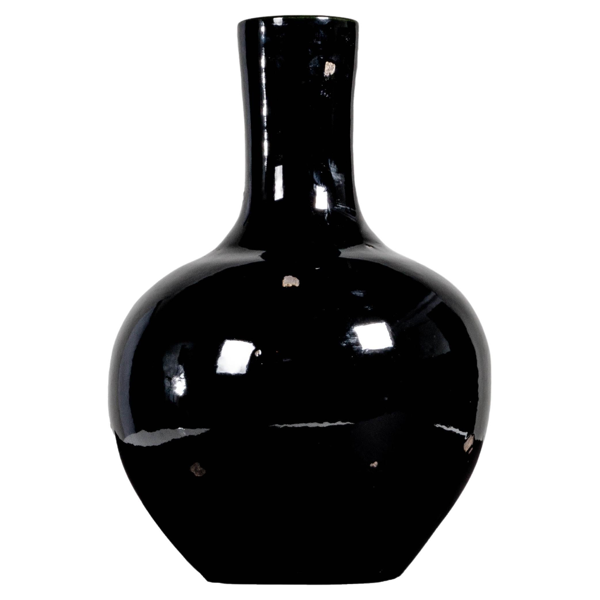Vase aus schwarzer Keramik glasiert 