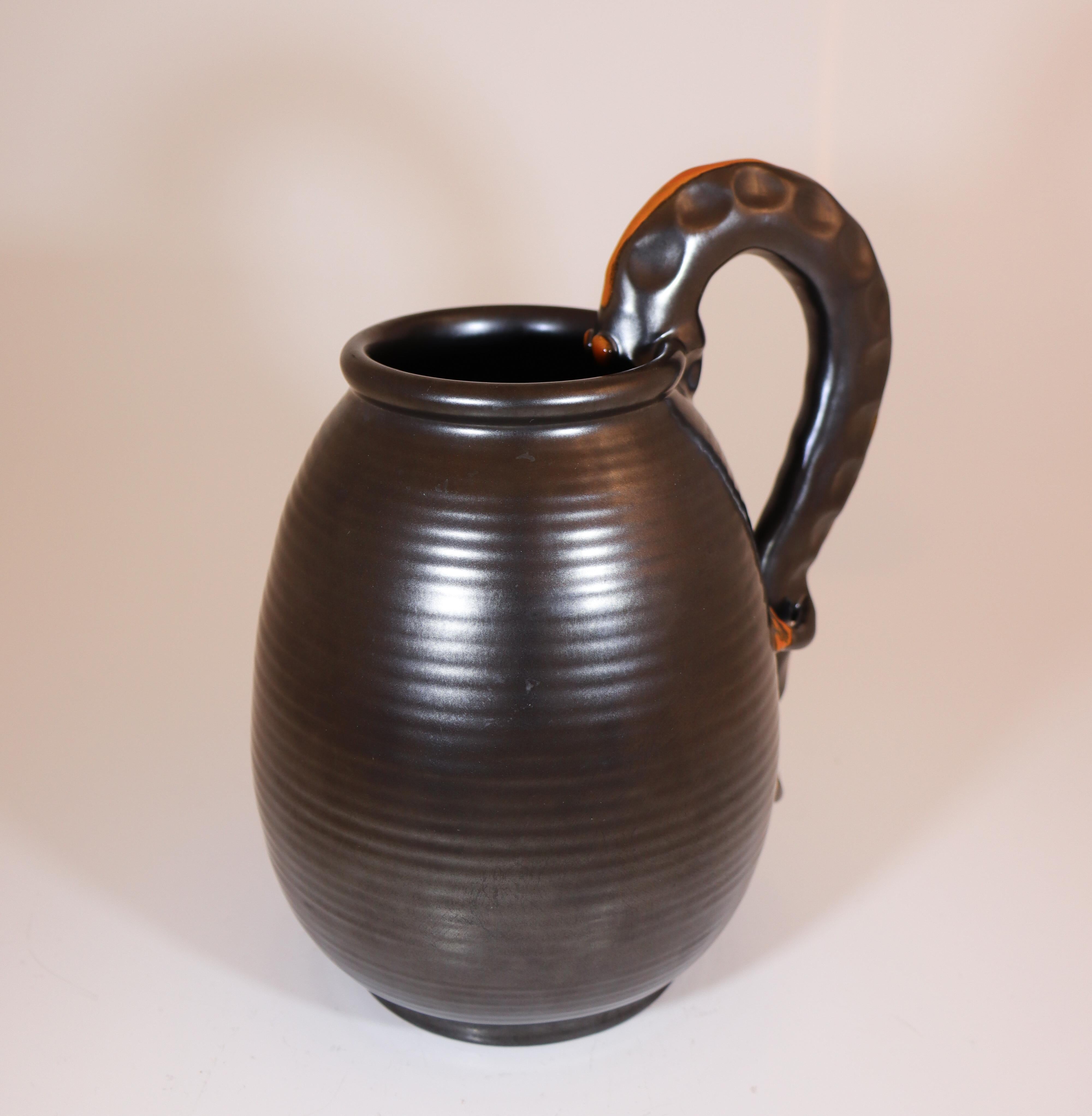 Pichet en céramique noire avec lézard - Art déco - Upsala Ekeby, Suède, années 1930 en vente 3