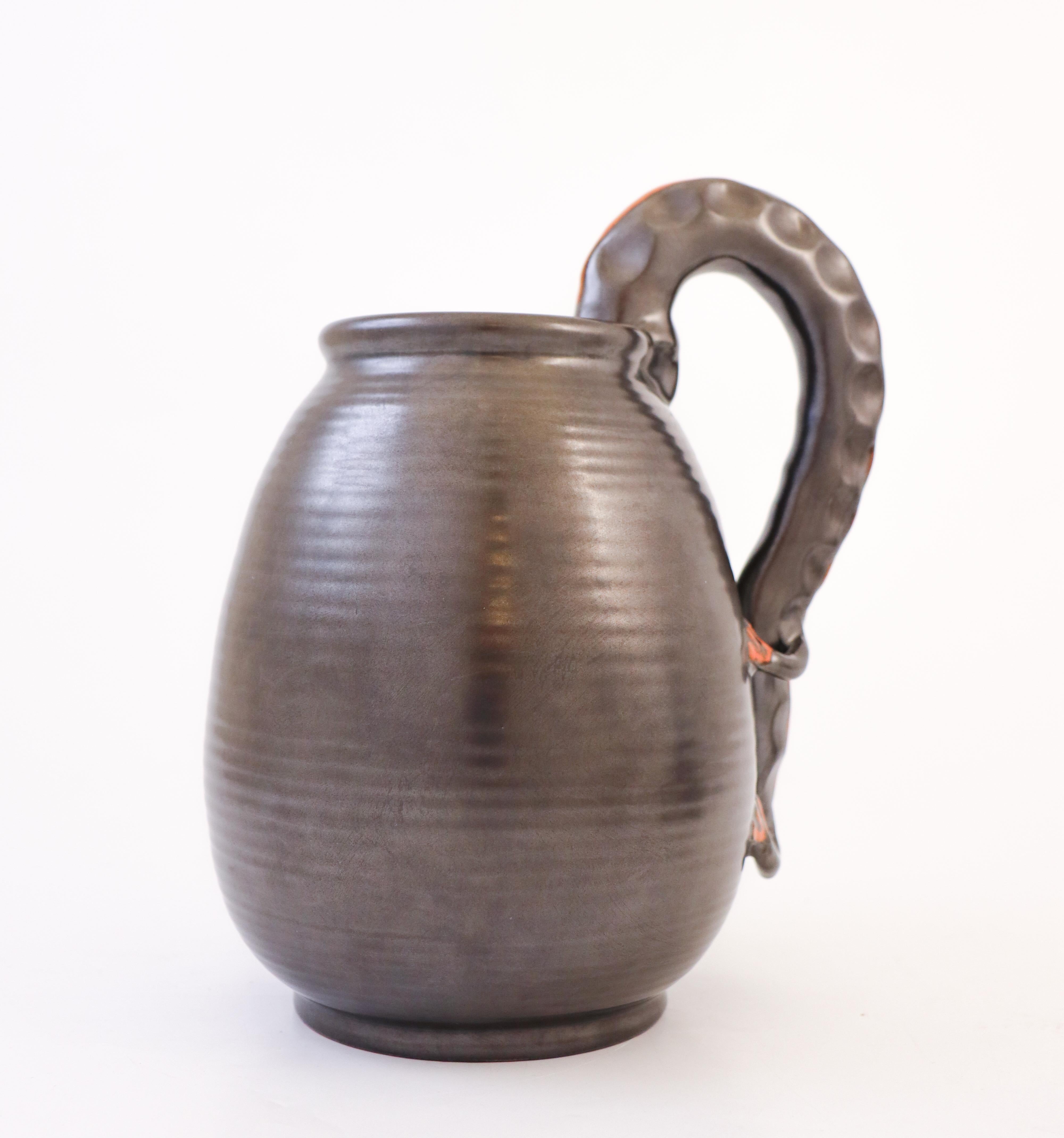Scandinave moderne Pichet en céramique noire avec lézard - Art déco - Upsala Ekeby, Suède, années 1930 en vente