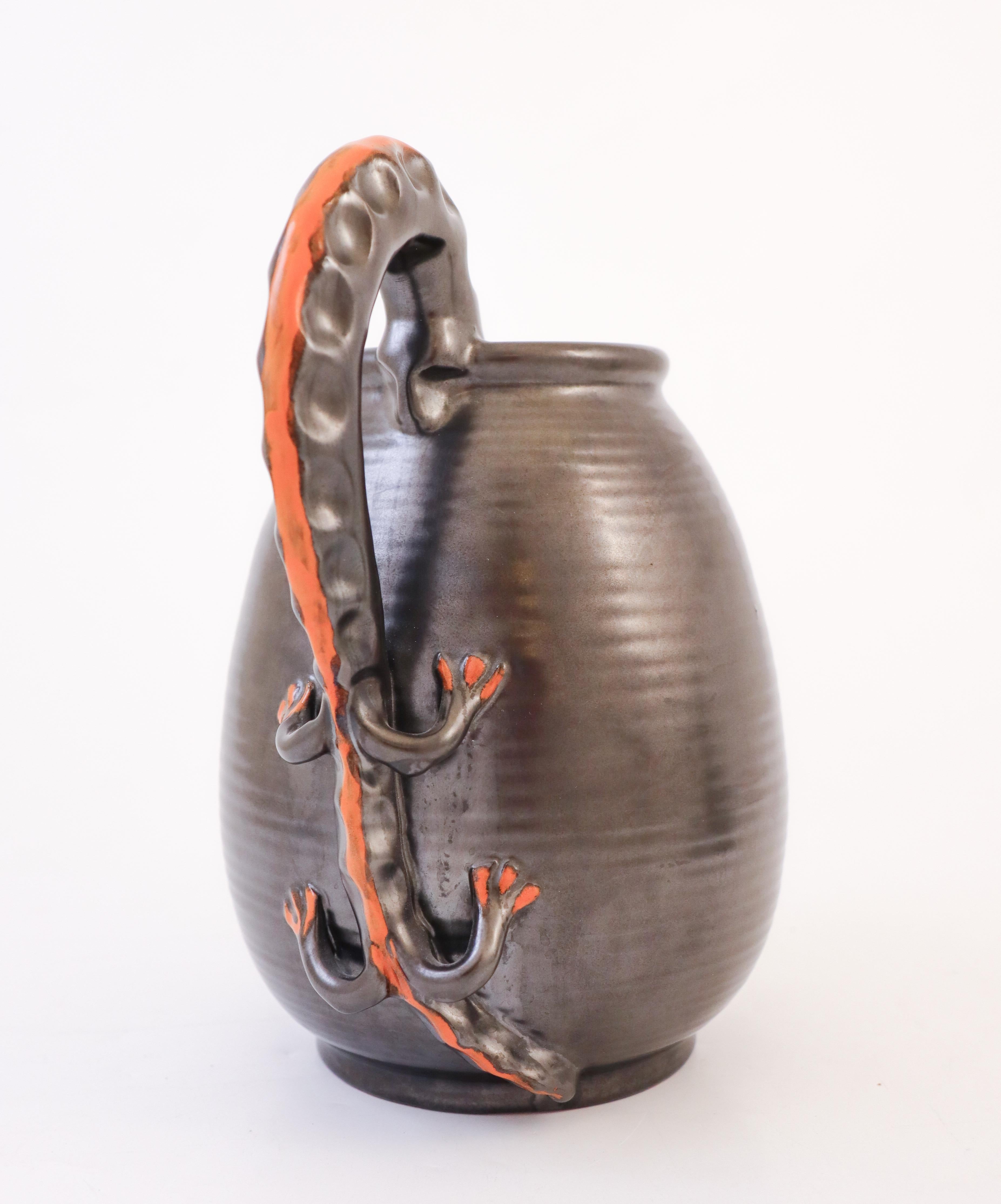 Suédois Pichet en céramique noire avec lézard - Art déco - Upsala Ekeby, Suède, années 1930 en vente