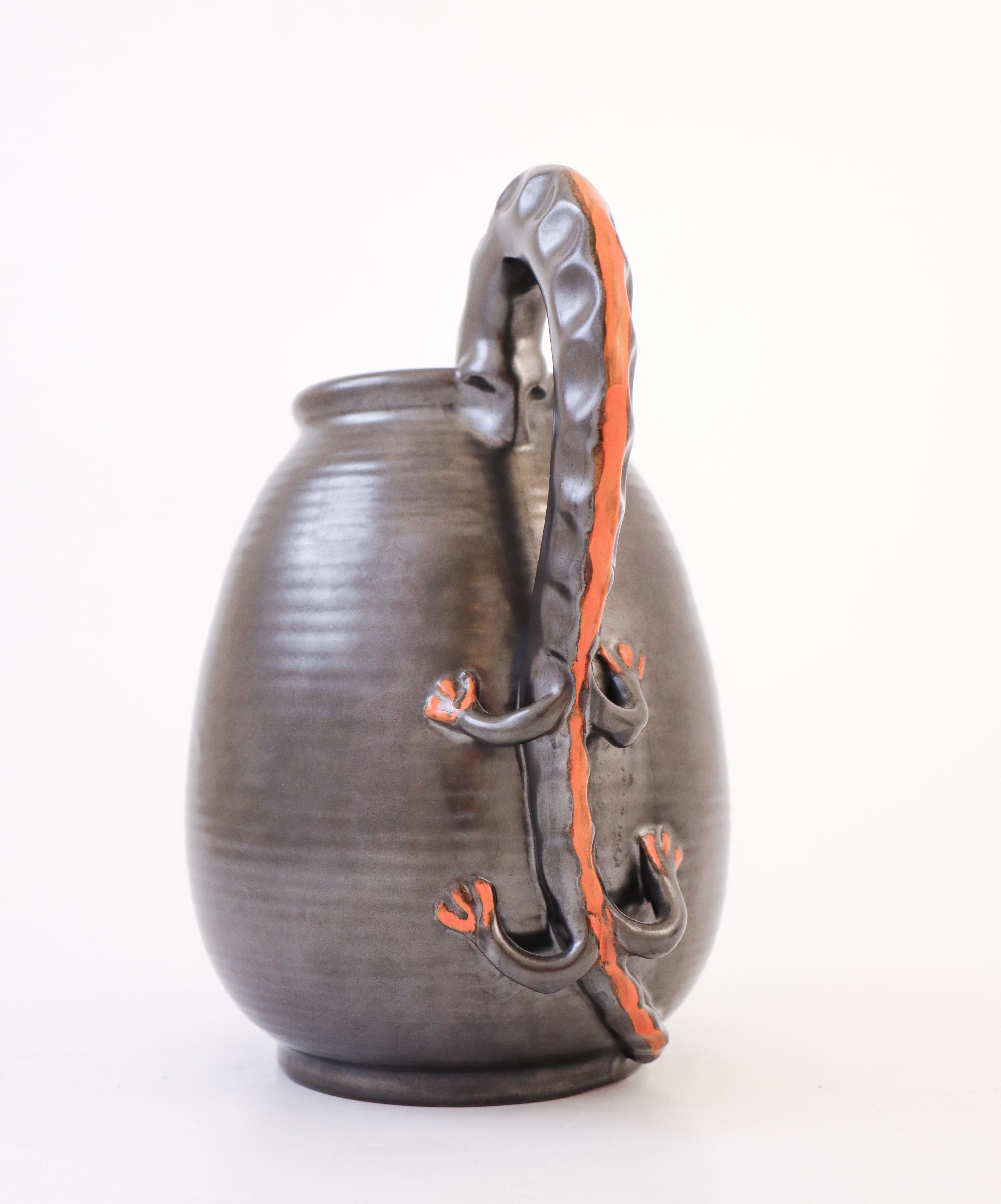 Pichet en céramique noire avec lézard - Art déco - Upsala Ekeby, Suède, années 1930 Excellent état - En vente à Stockholm, SE