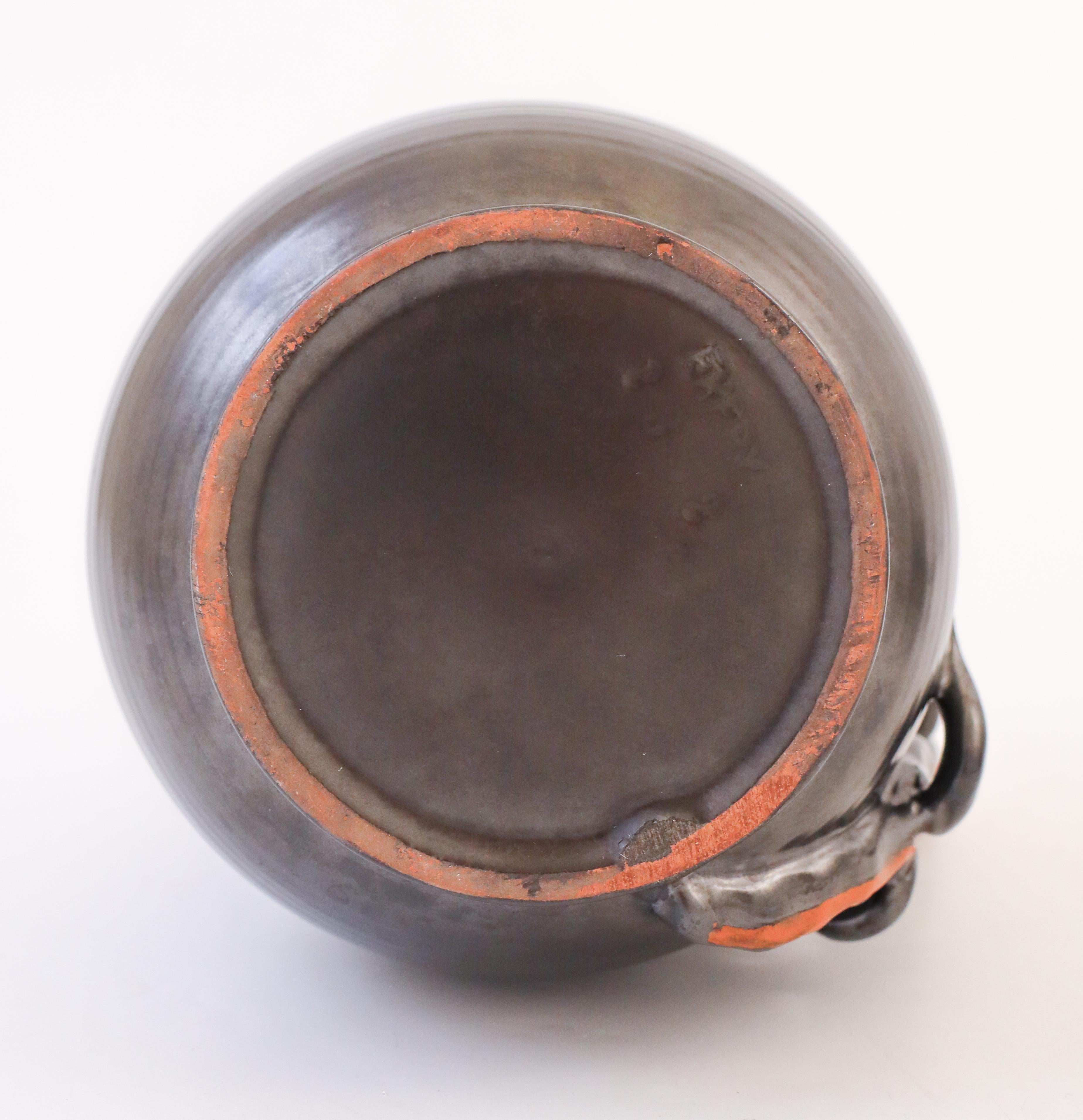Milieu du XXe siècle Pichet en céramique noire avec lézard - Art déco - Upsala Ekeby, Suède, années 1930 en vente