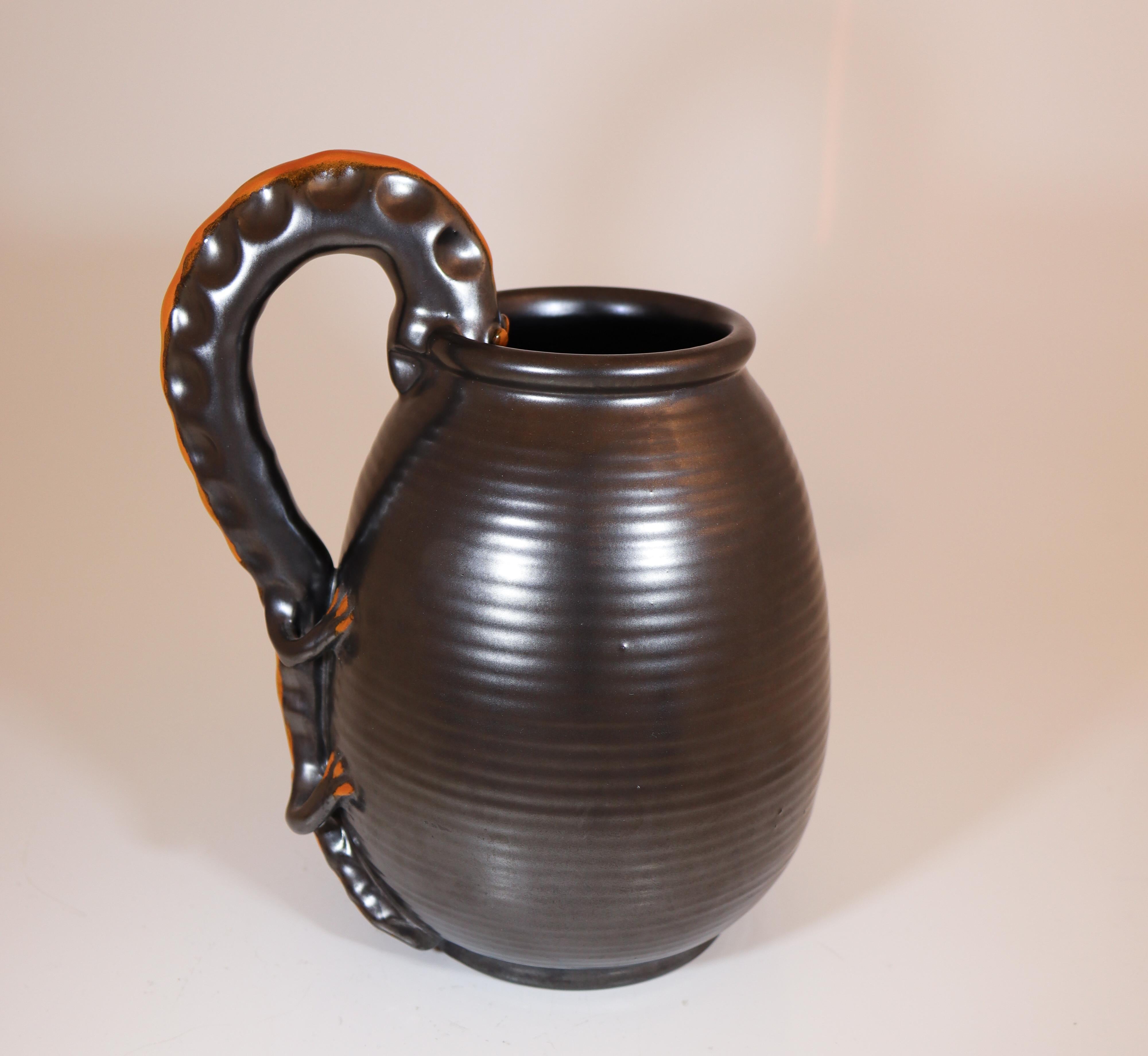 Céramique Pichet en céramique noire avec lézard - Art déco - Upsala Ekeby, Suède, années 1930 en vente