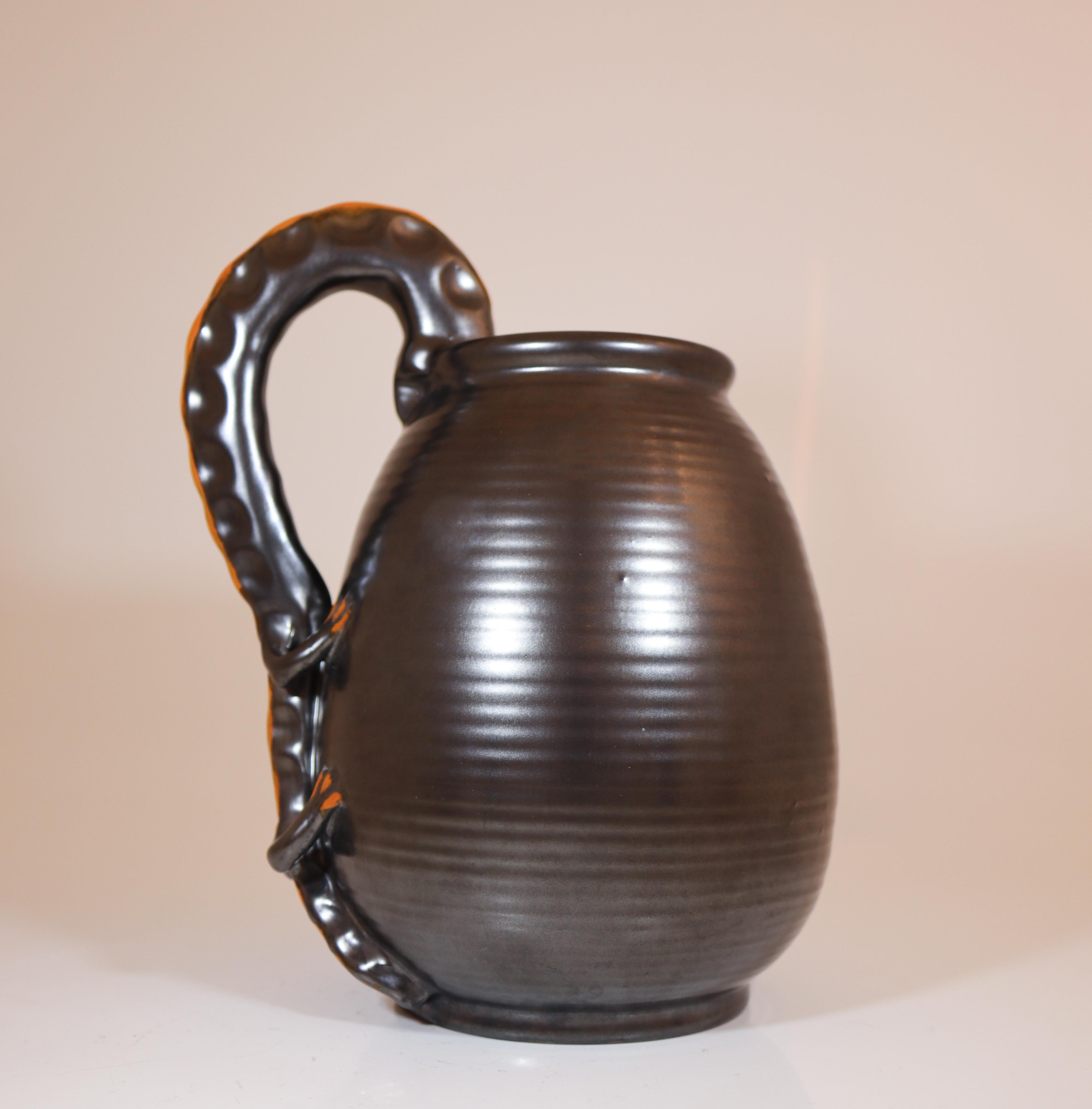 Pichet en céramique noire avec lézard - Art déco - Upsala Ekeby, Suède, années 1930 en vente 1