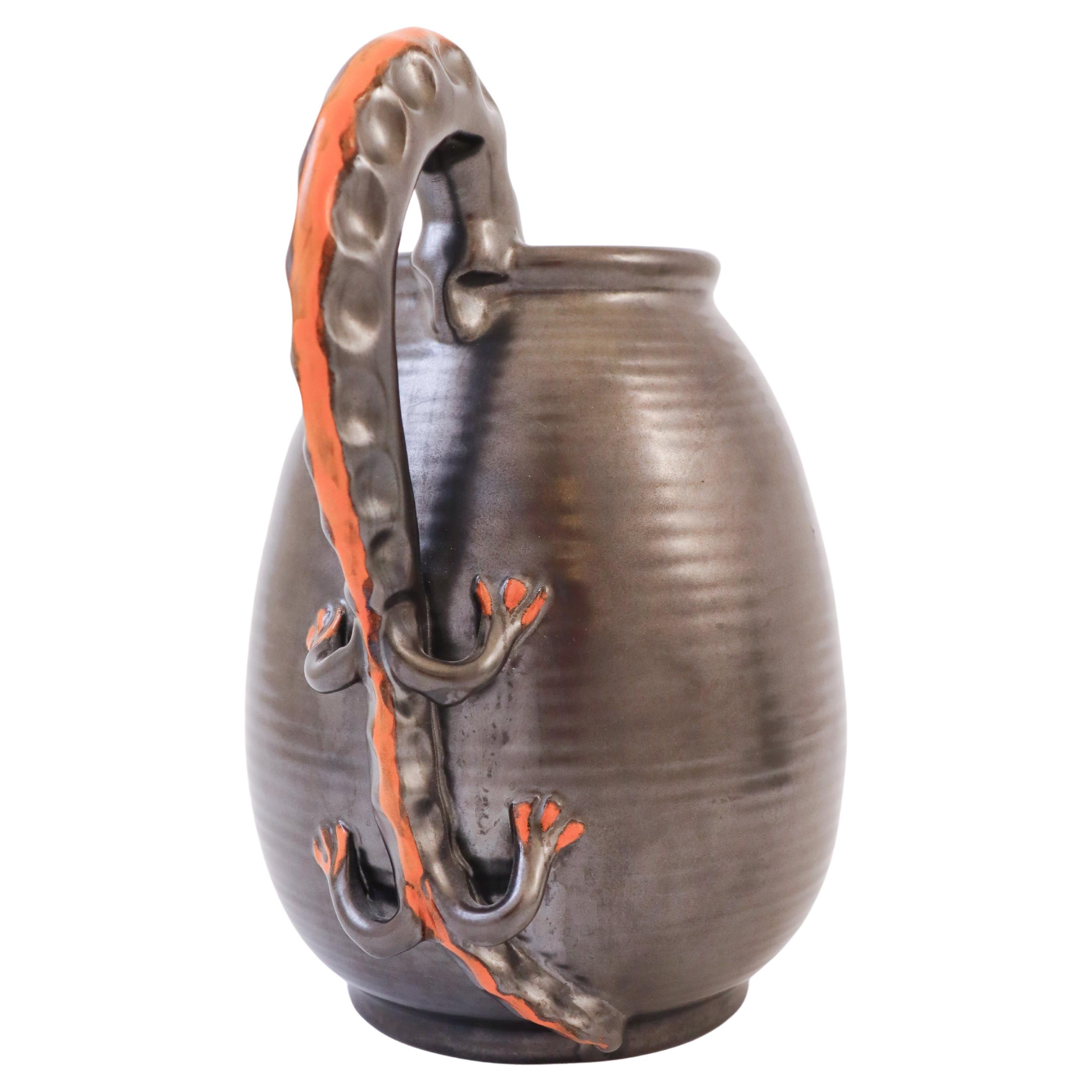 Schwarzer Keramikkrug mit Eidechse aus schwarzer Keramik – Art déco – Upsala Ekeby, Schweden, 1930er Jahre