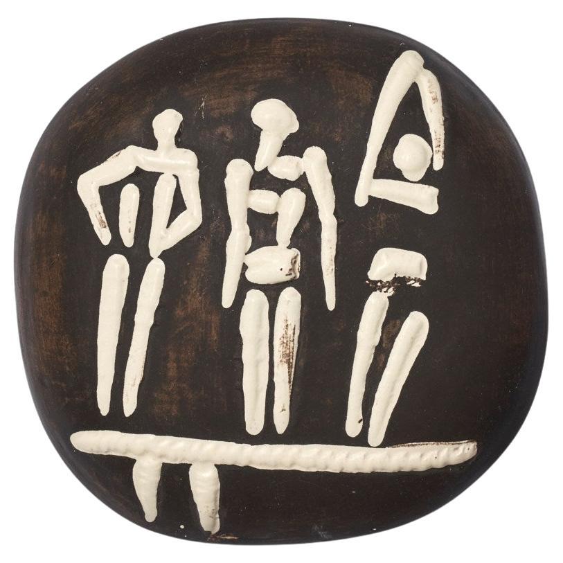 Pablo Picasso: schwarzer Keramikteller „Trois Personnages Sur Tremplin“ 