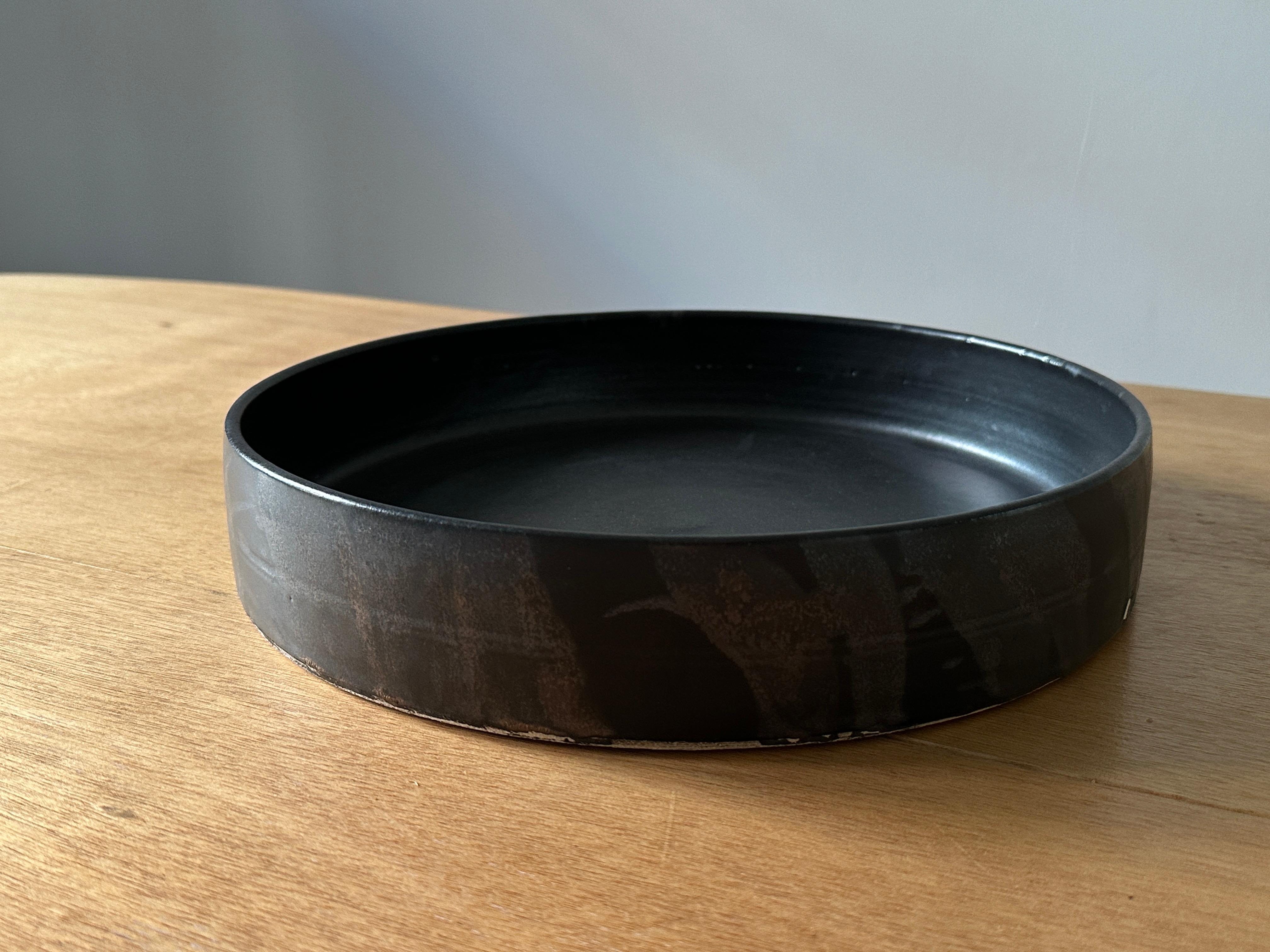 Black Ceramic Platter In New Condition For Sale In New York, NY