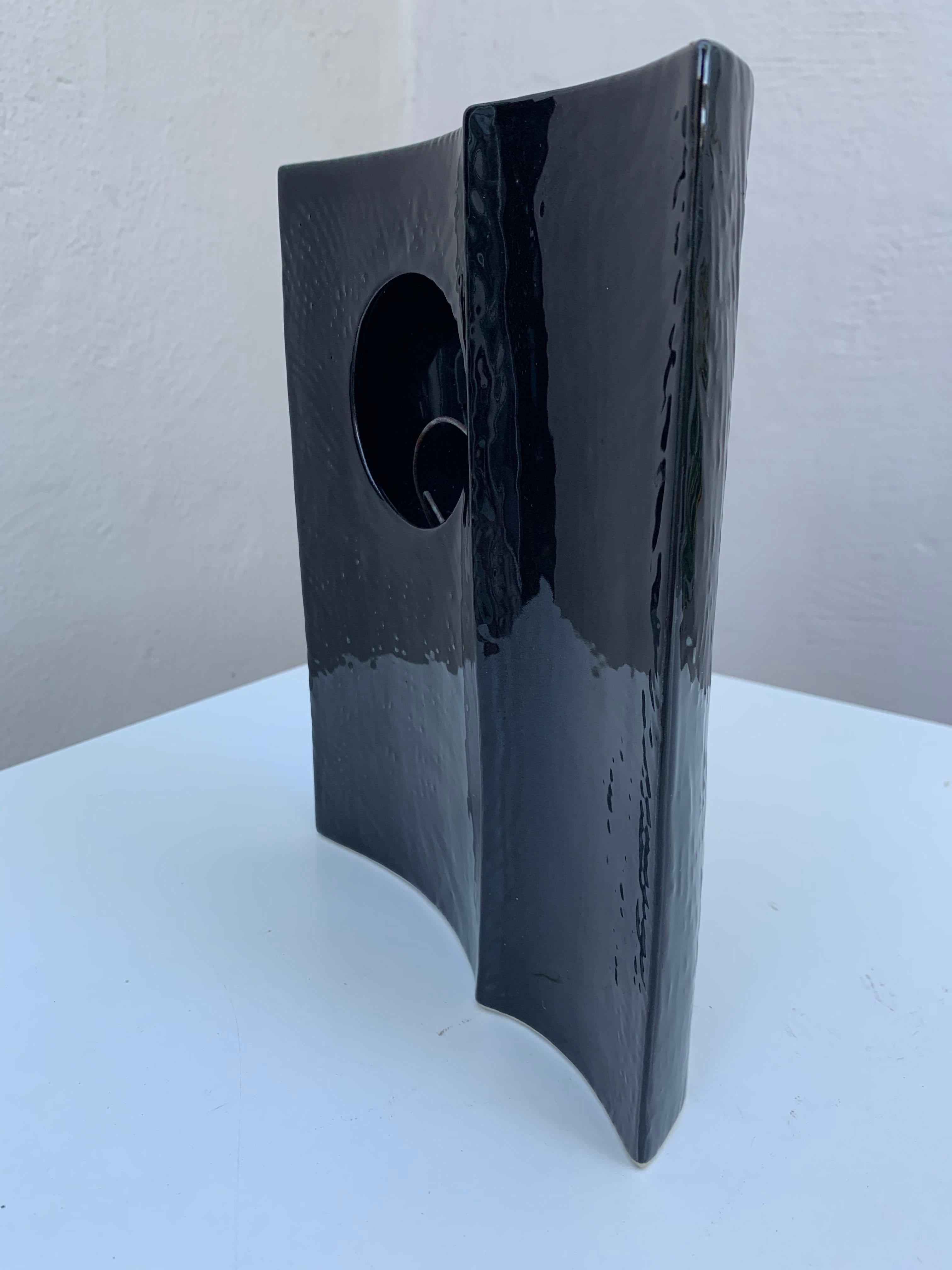 20ième siècle Sculpture en céramique noire ou vase Ikebana