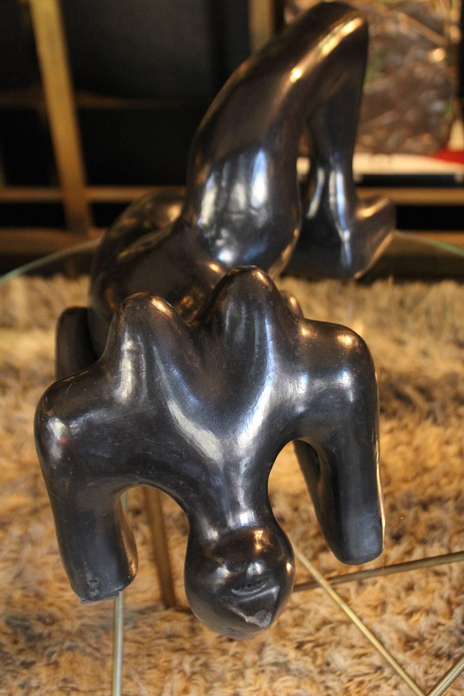 Sculpture en céramique noire 