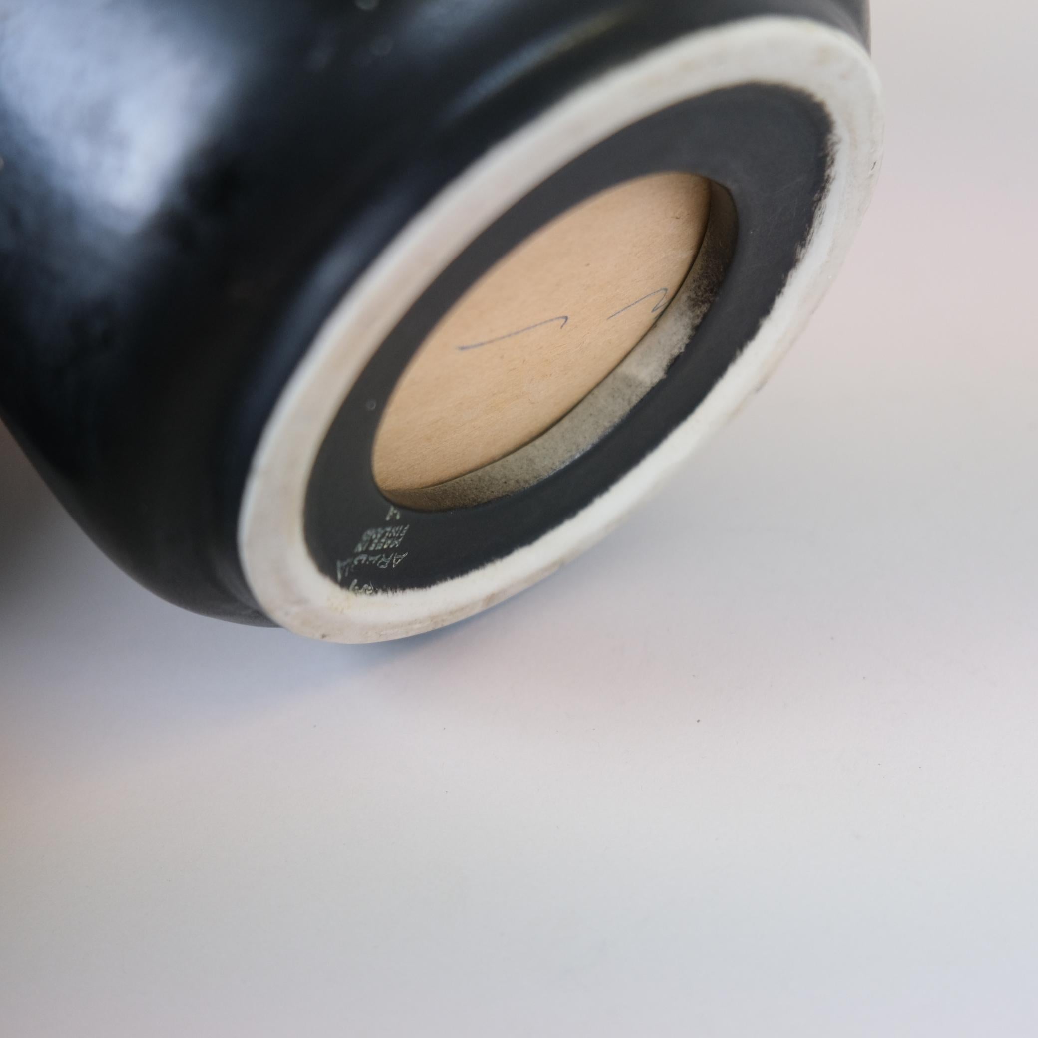 Metà XX secolo Lampada da tavolo in ceramica nera con paralume originale giallo, Lampade da tavolo, Arabia anni '50 in vendita