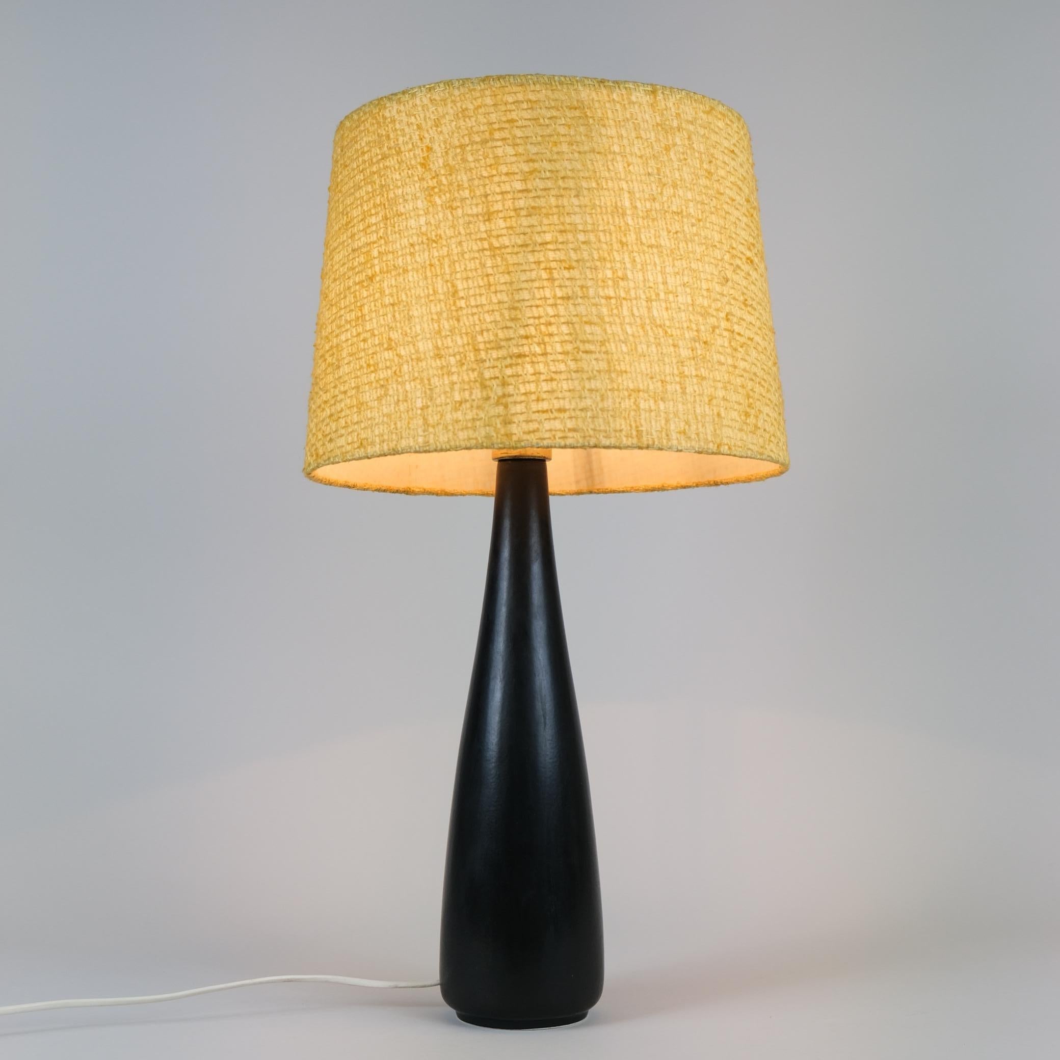 Scandinavo moderno Lampada da tavolo in ceramica nera con paralume originale giallo, Lampade da tavolo, Arabia anni '50 in vendita
