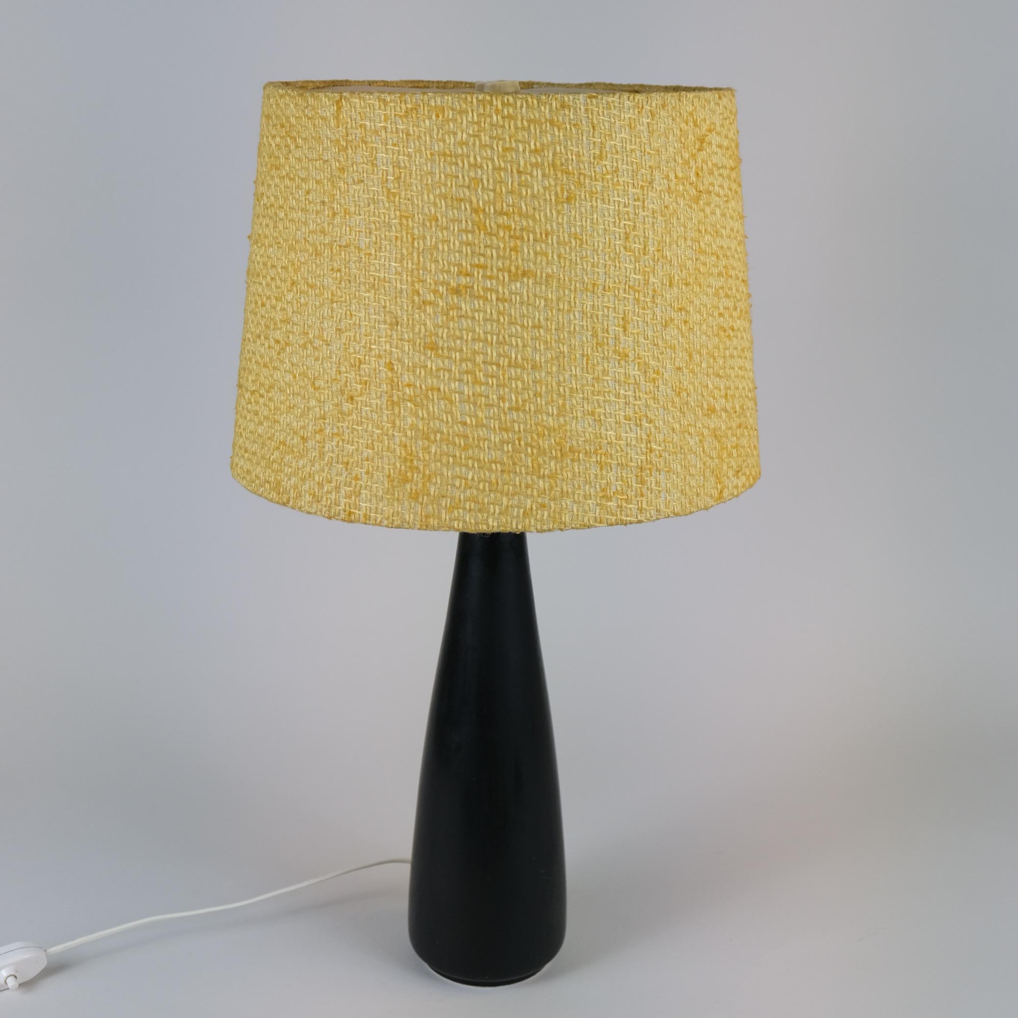 Lampada da tavolo in ceramica nera con paralume originale giallo, Lampade da tavolo, Arabia anni '50 in vendita 1