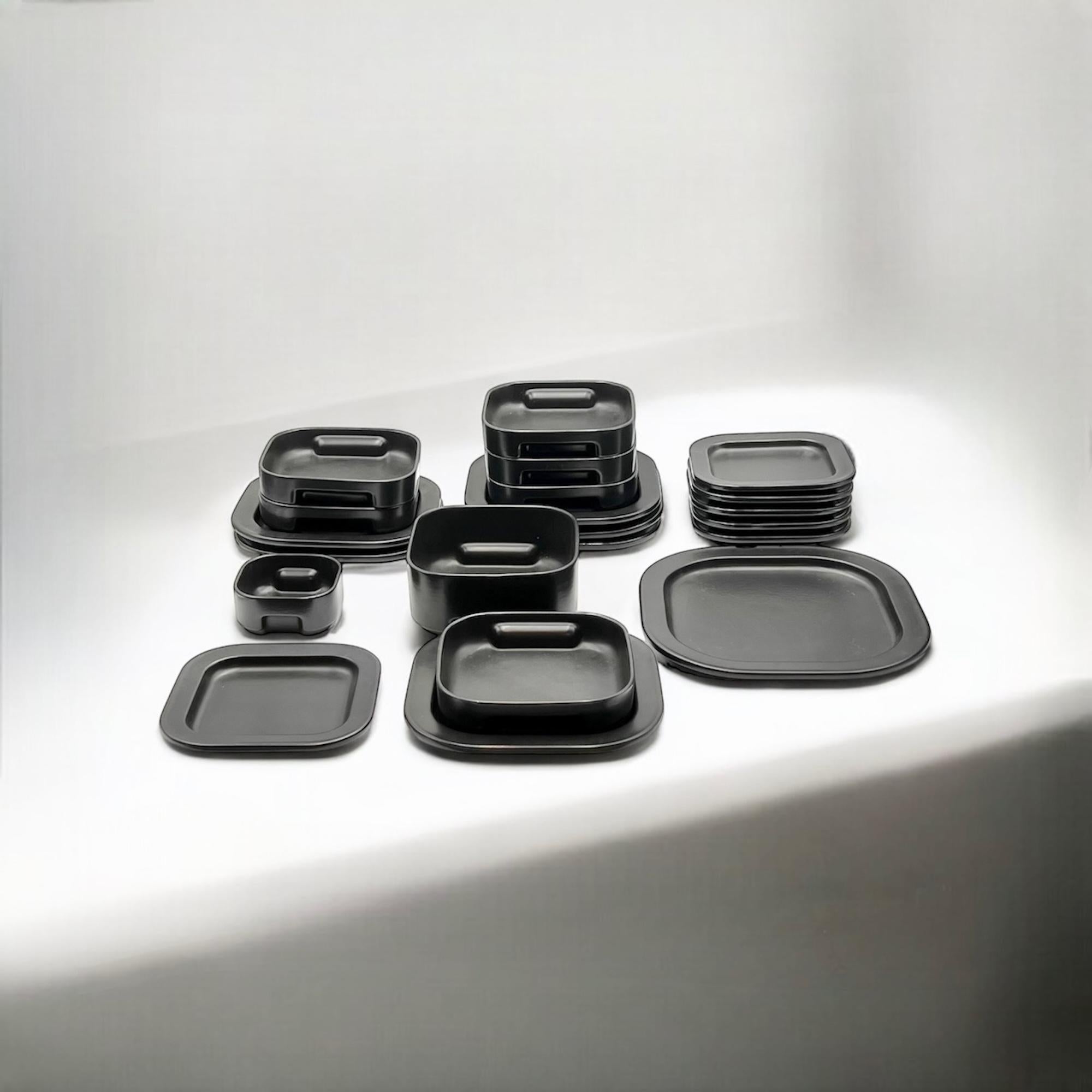 Space Age Set di stoviglie in ceramica nera Makio Hasuike Collection Arnolfo Di Cambio, anni '70
