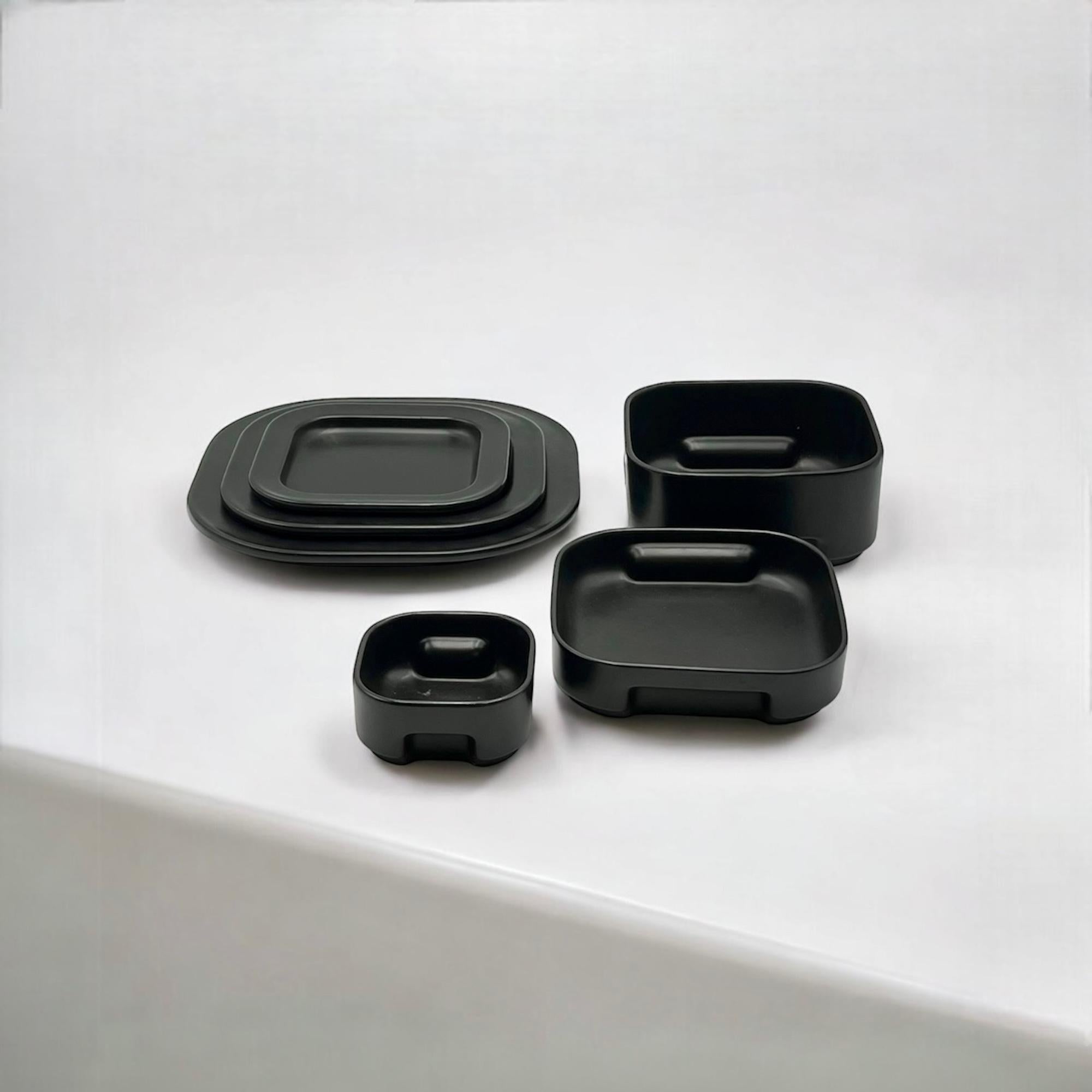 Italiano Set di stoviglie in ceramica nera Makio Hasuike Collection Arnolfo Di Cambio, anni '70