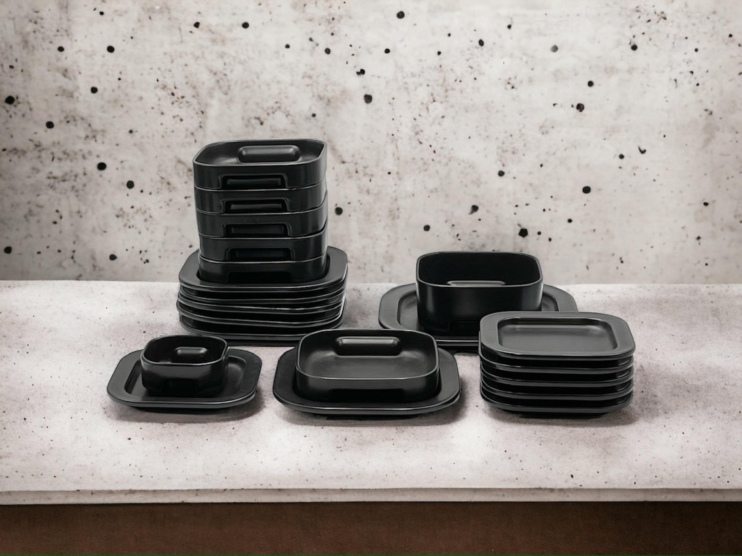 Late 20th Century Black Ceramic Tableware Set Makio Hasuike Collection Arnolfo Di Cambio, 1970s For Sale
