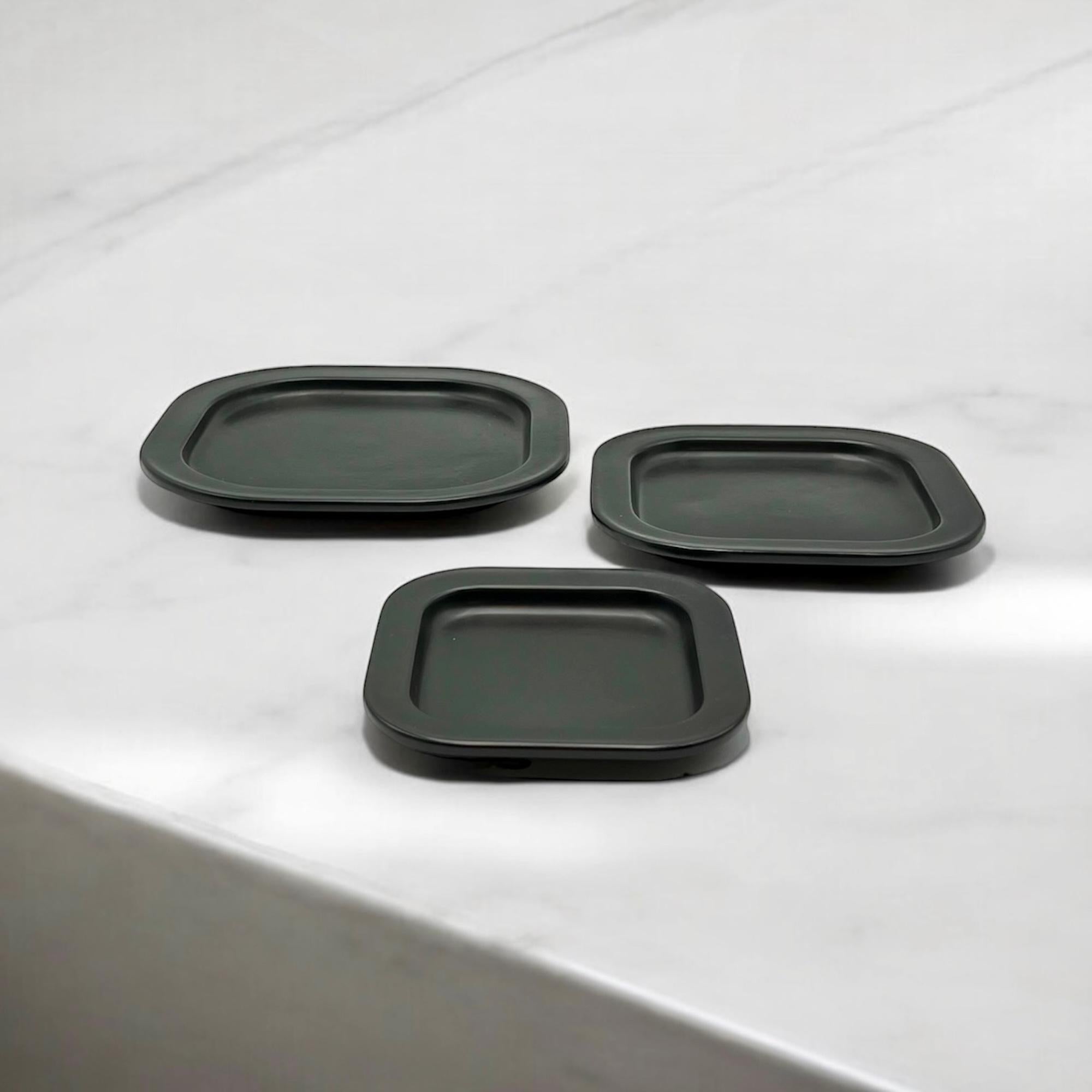 Fine XX secolo Set di stoviglie in ceramica nera Makio Hasuike Collection Arnolfo Di Cambio, anni '70