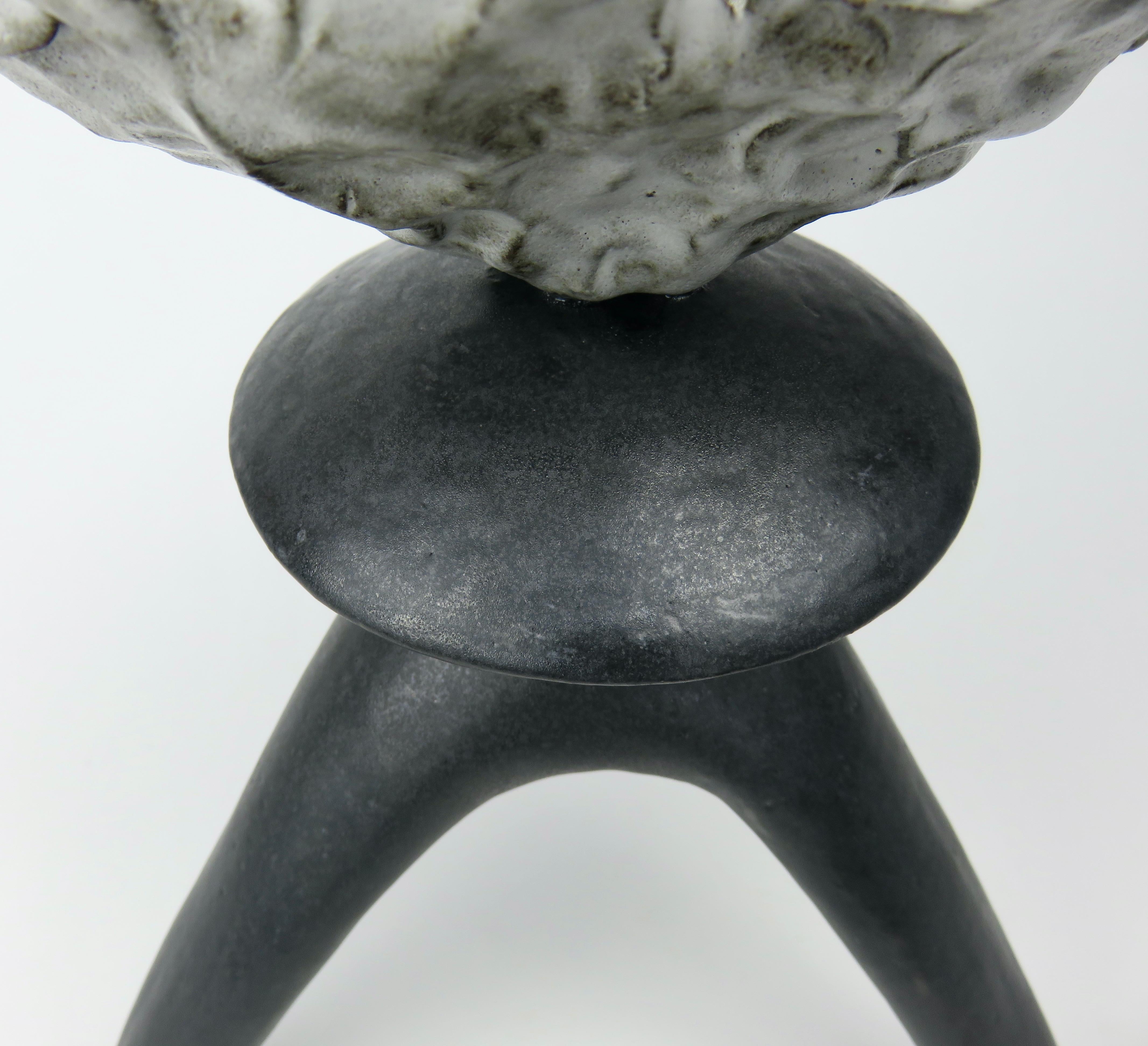 Schwarze Keramik TOTEM, Mittelkugel, weiße geknitterte Platte, Dreibein-Beine, handgefertigt im Angebot 3