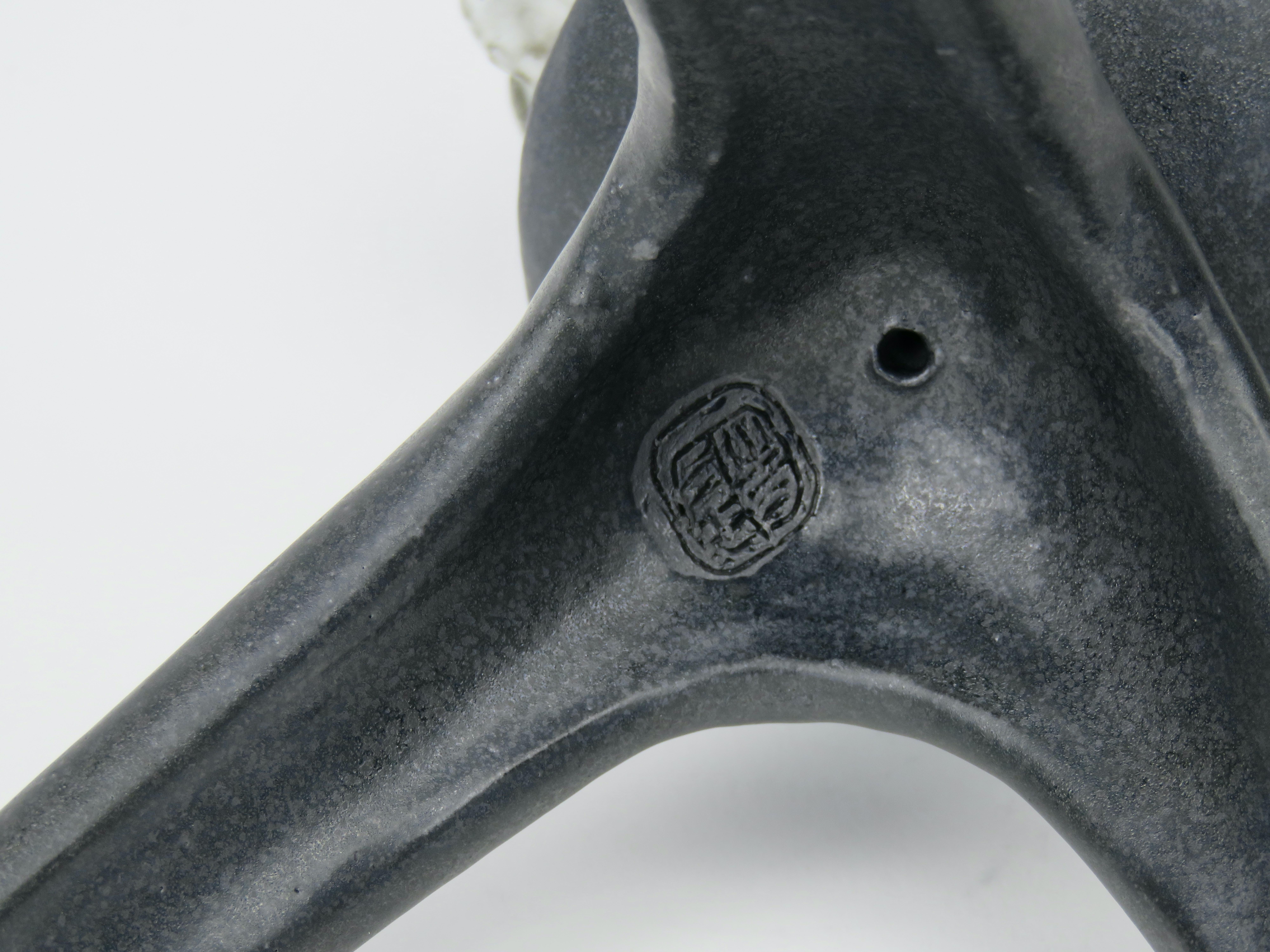 Schwarze Keramik TOTEM, Mittelkugel, weiße geknitterte Platte, Dreibein-Beine, handgefertigt im Angebot 8