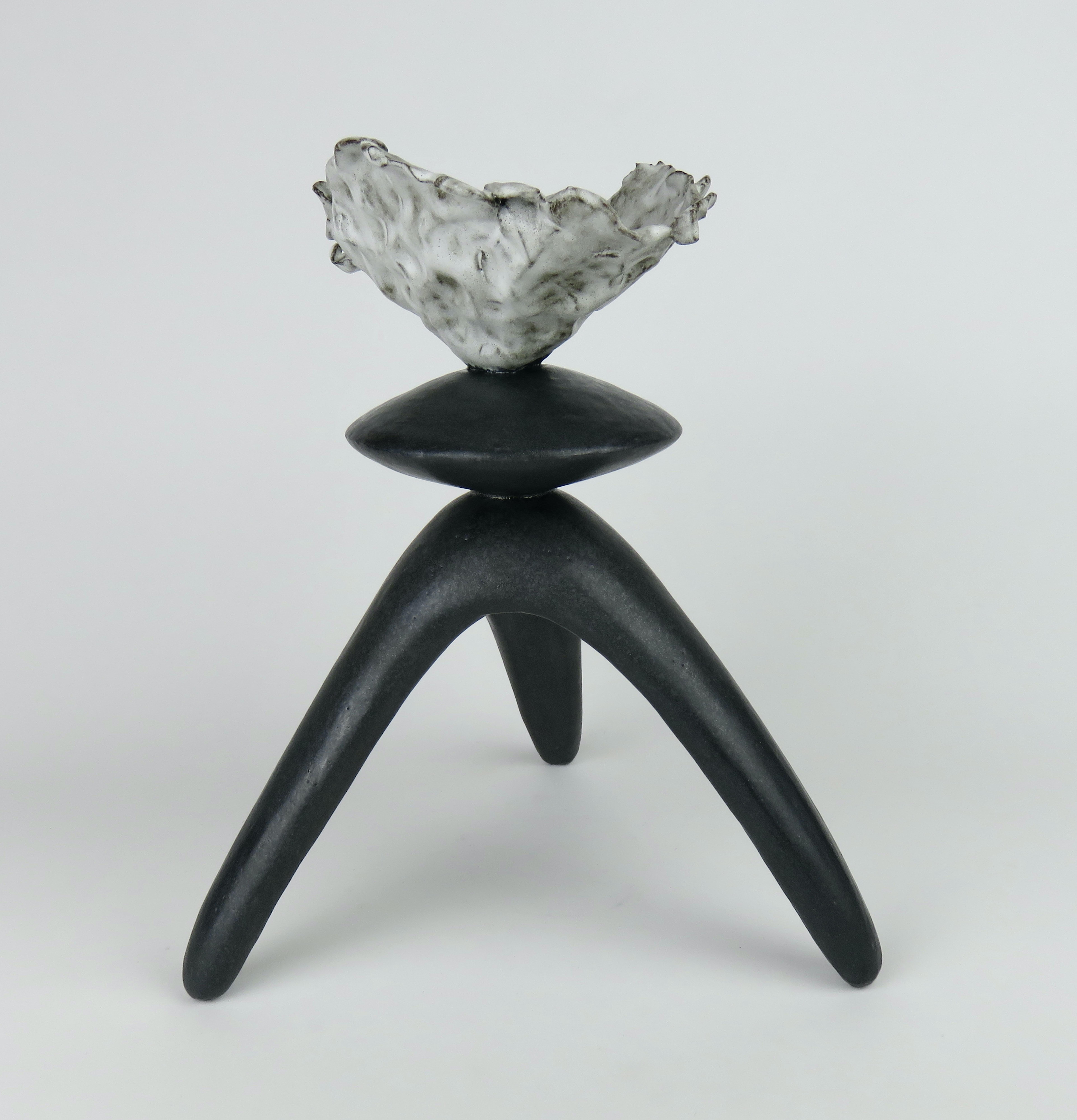 Schwarze Keramik TOTEM, Mittelkugel, weiße geknitterte Platte, Dreibein-Beine, handgefertigt (Glasiert) im Angebot
