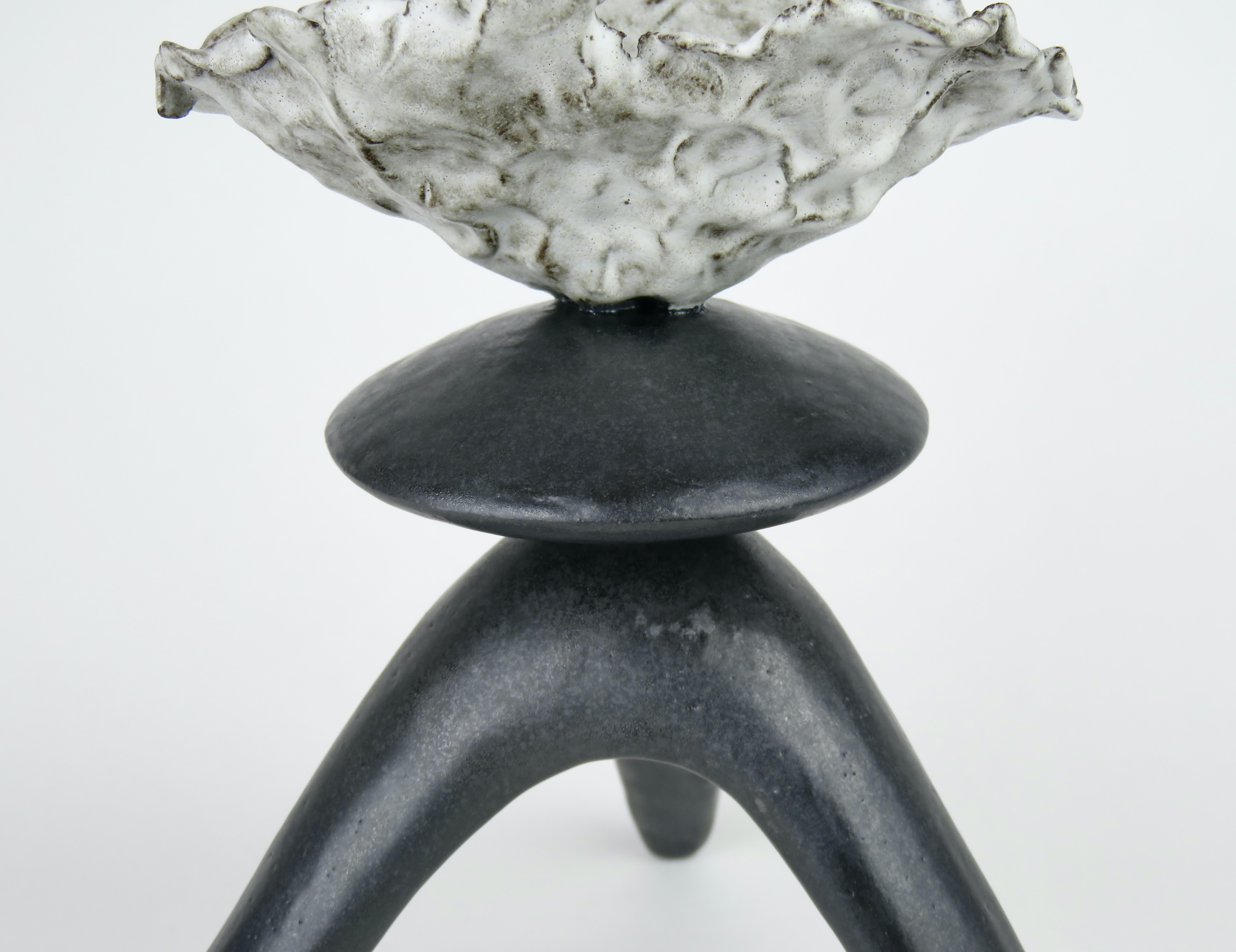 Céramique TOTEM en céramique noire, sphère centrale, plateau blanc Whiting, pieds tripodes, fabrication artisanale en vente