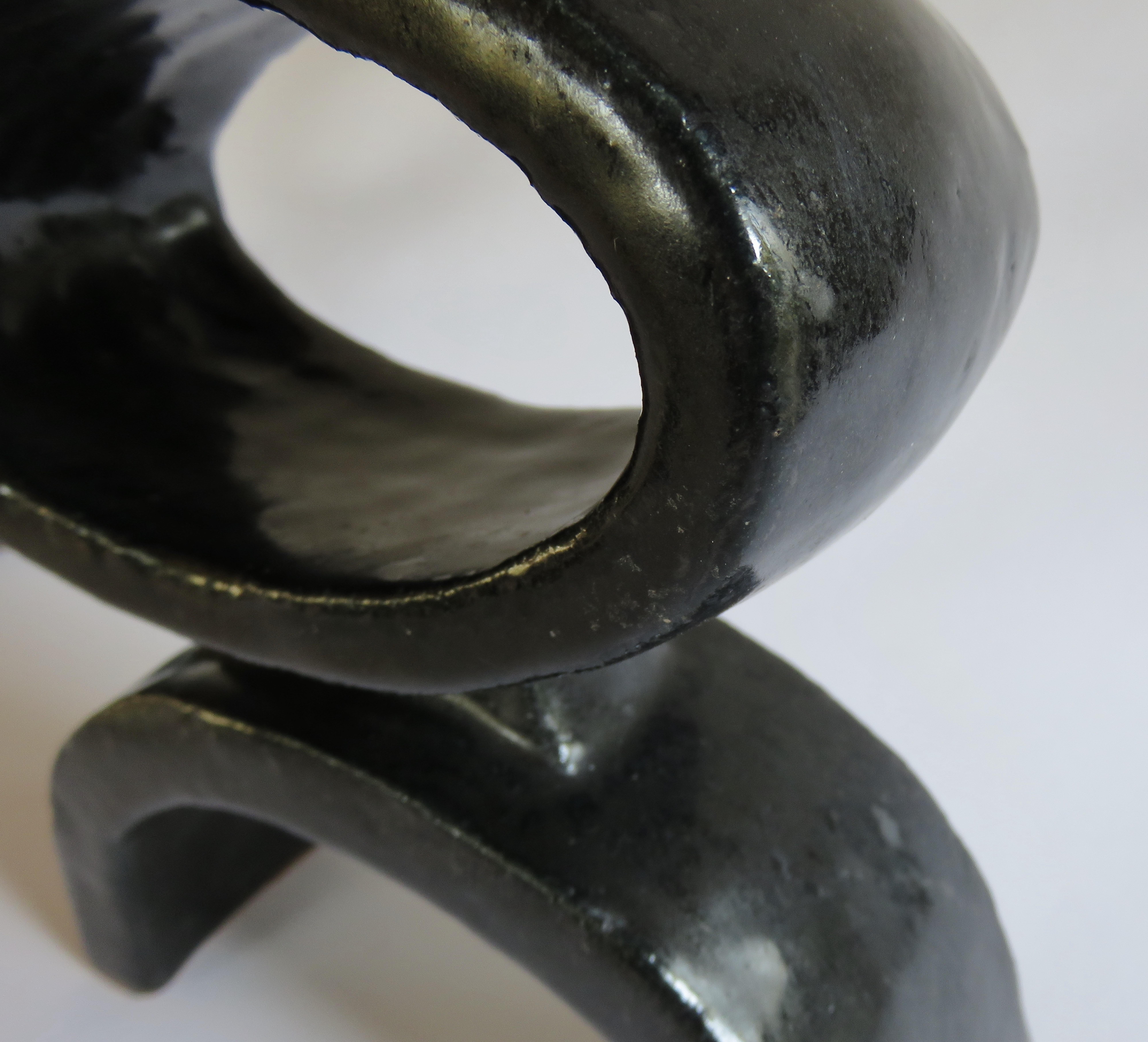 Trio de TOTEM en céramique noire, 3 sculptures construites à la main, bagues sur pieds en arc en vente 7