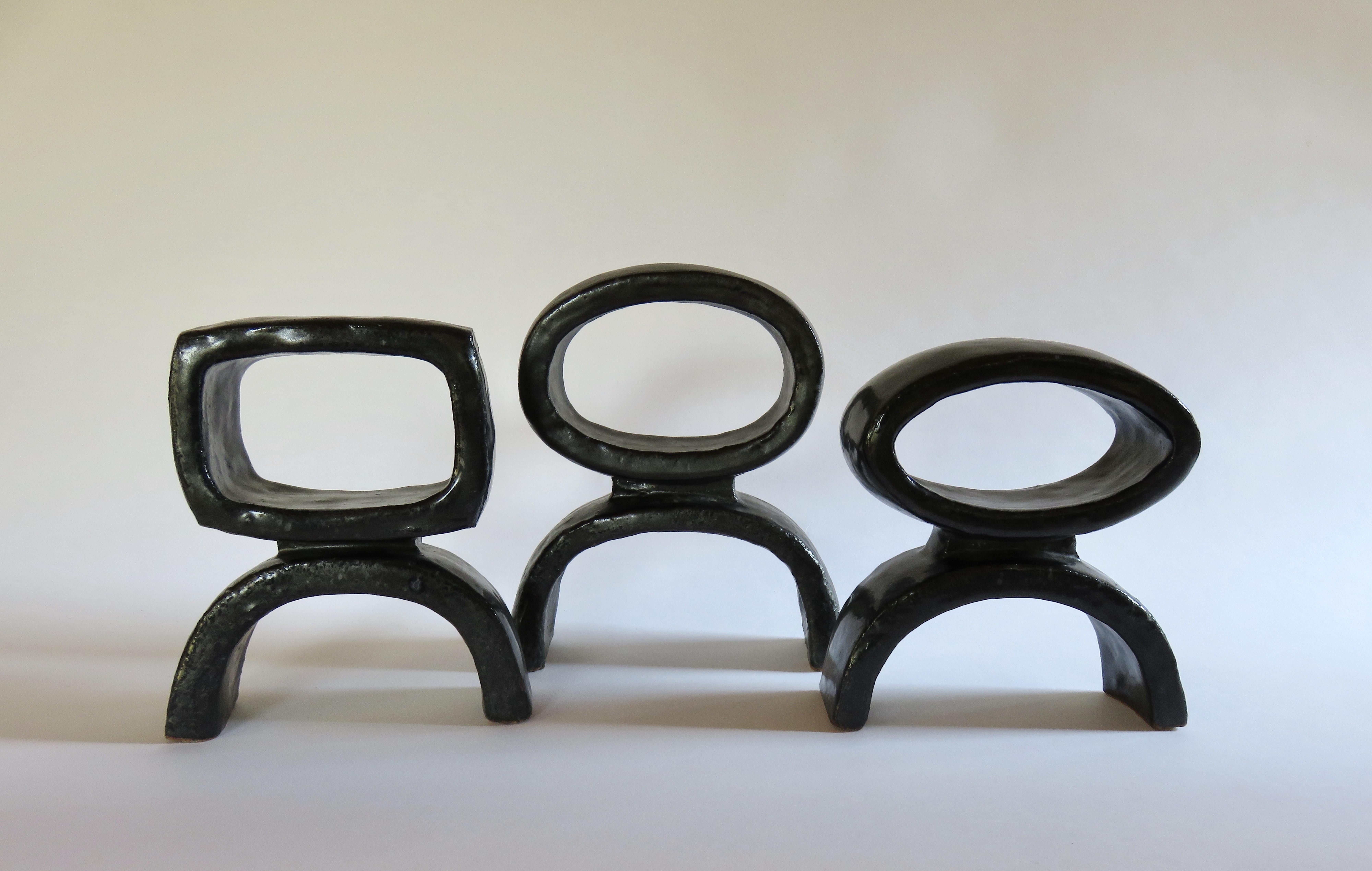 Schwarze schwarze Keramik TOTEM Trio, 3 handgefertigte Skulpturen, Ringe auf Arc'd Legs (Organische Moderne) im Angebot