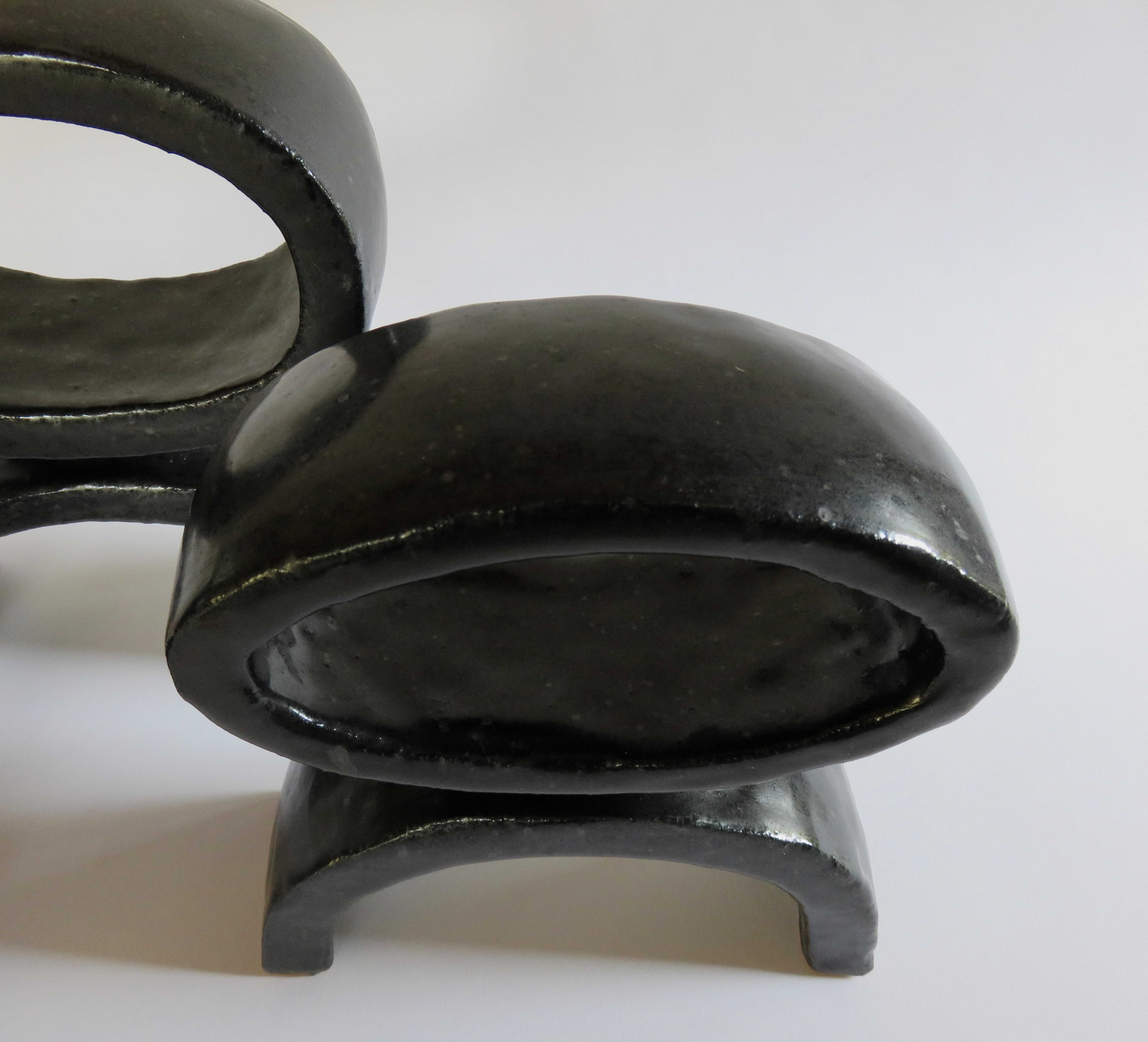 Trio de TOTEM en céramique noire, 3 sculptures construites à la main, bagues sur pieds en arc en vente 1